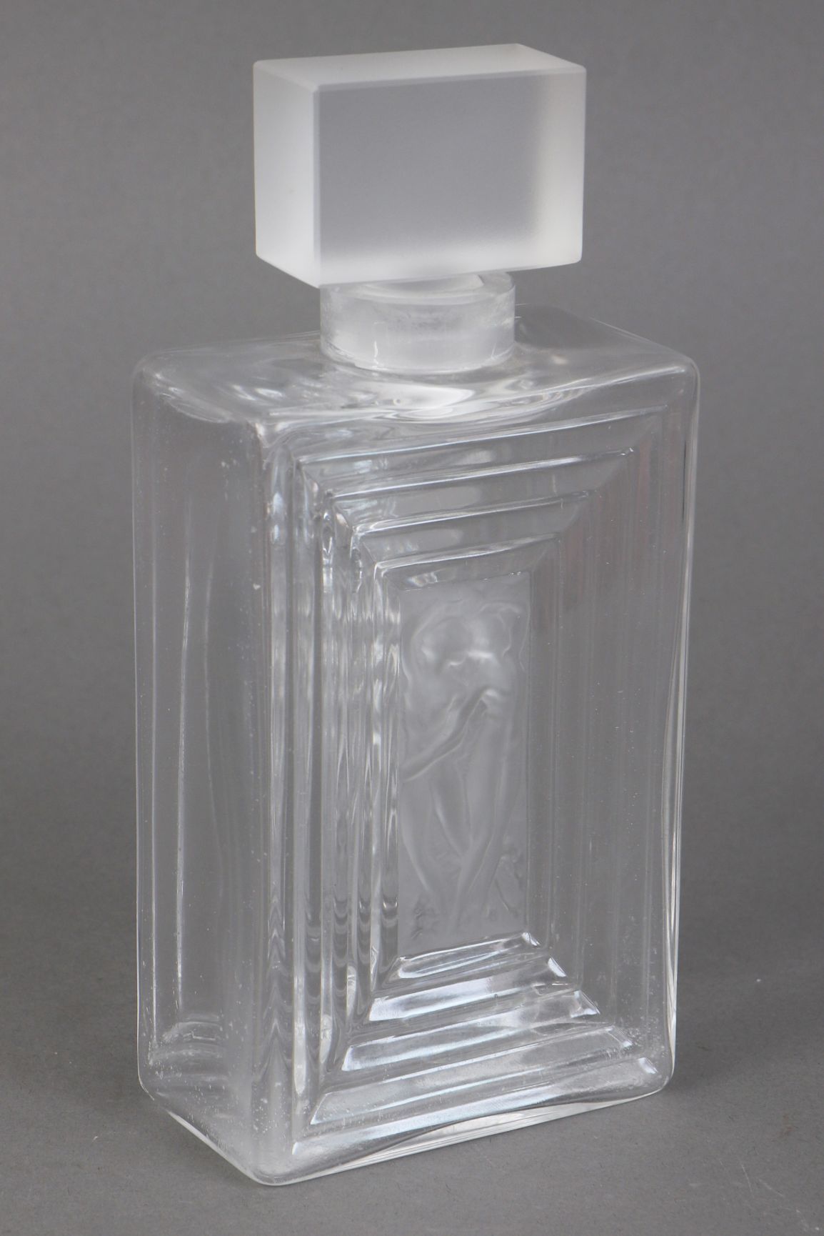 LALIQUE (France) Glas-Flacon LALIQUE（法国）玻璃瓶，无色的角状体，部分为饱和玻璃，两侧壁有浮雕图案-女性裸体，高约20厘米