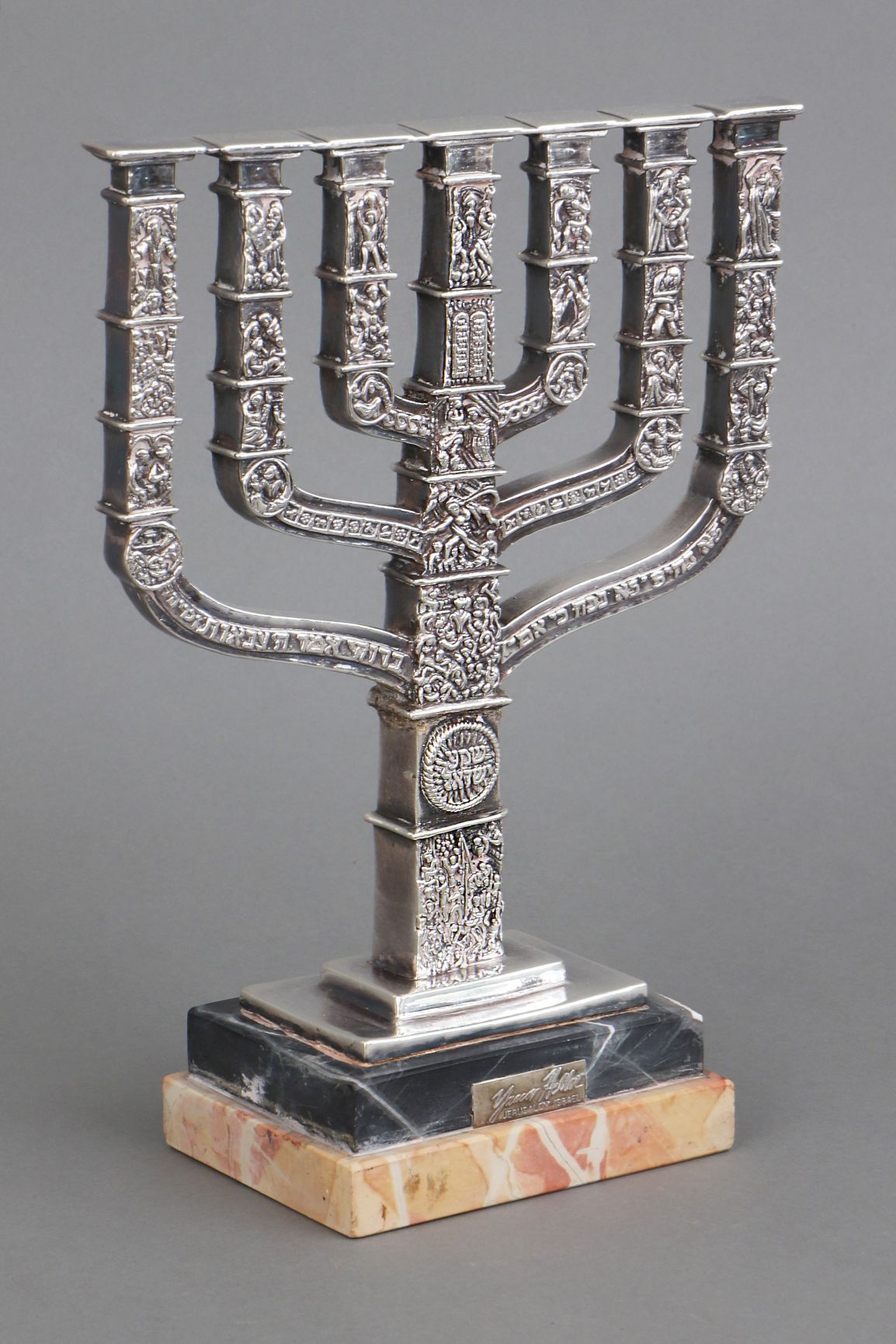 Menorah-Leuchter Chandelier Menorah, métal argenté, décor en relief sur le côté,&hellip;