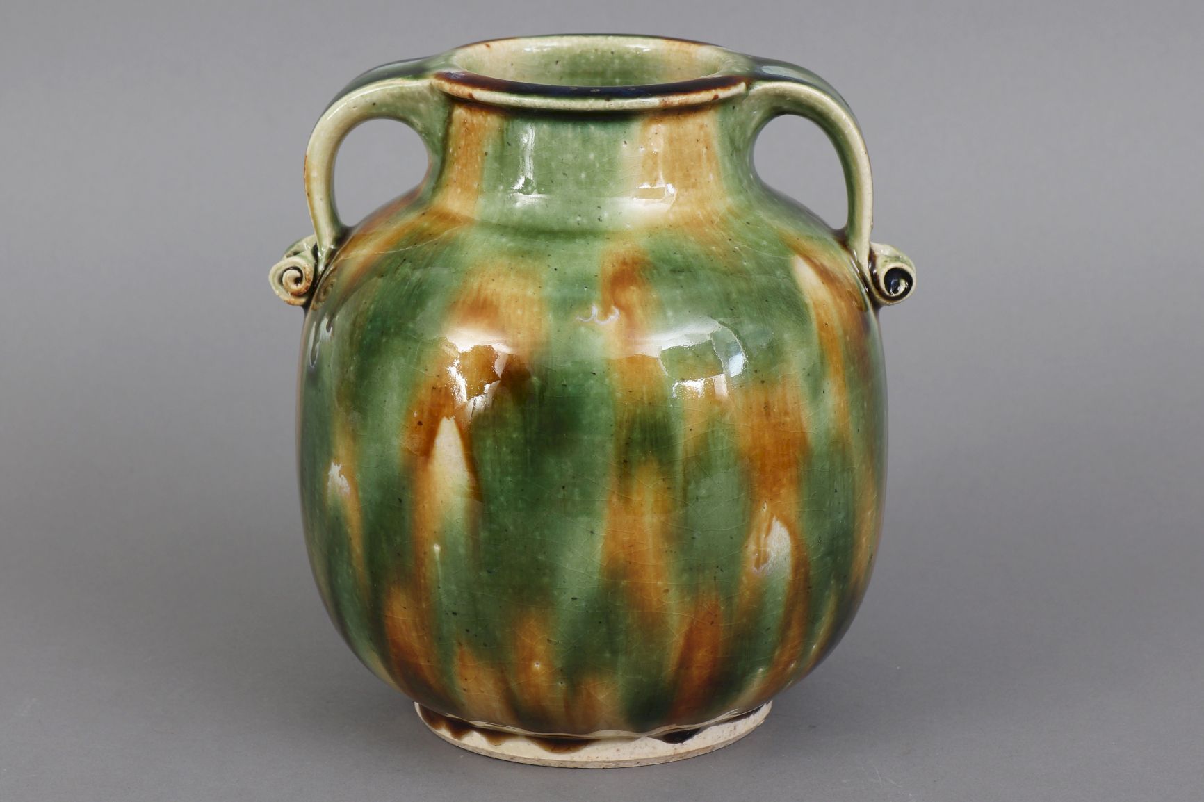 Steinzeugvase mit Sancai-Glasur 三彩釉炻器花瓶，羊角形瓶身，肩上有2个把手，末端是涡流，中国唐代风格的绿-灰-棕渐变釉，无标记，&hellip;