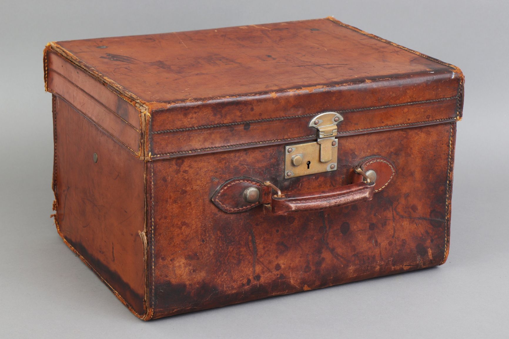Früher Leder Reisekoffer 早期的皮革旅行箱，大概在1890年左右的英国，方形的棕色皮箱，上面有难以辨认的单字压印 "RH"（？），黄铜锁&hellip;