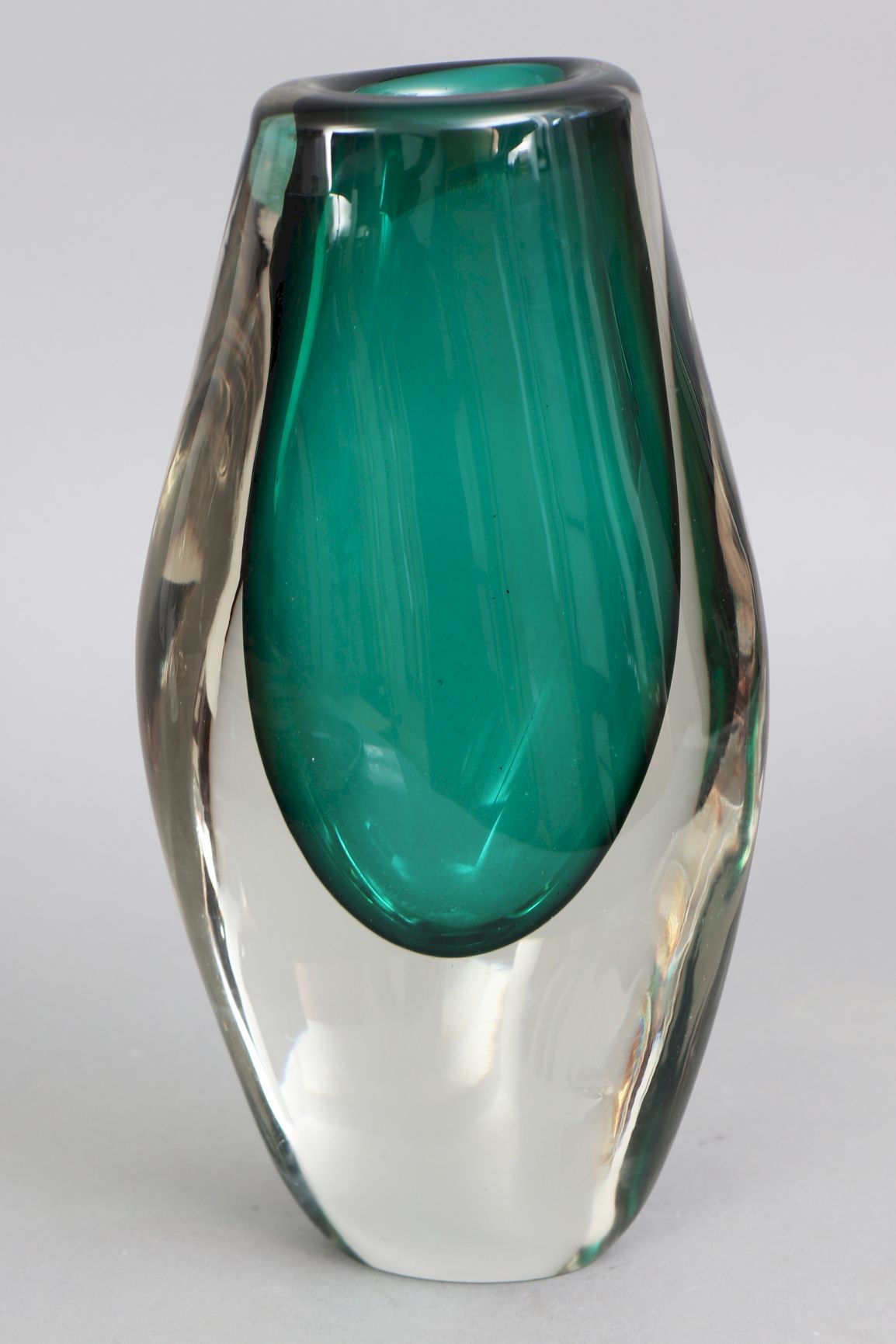 Glasvase mit grüner Sommerso-Einschmelzung Vase en verre avec fusion verte Somme&hellip;