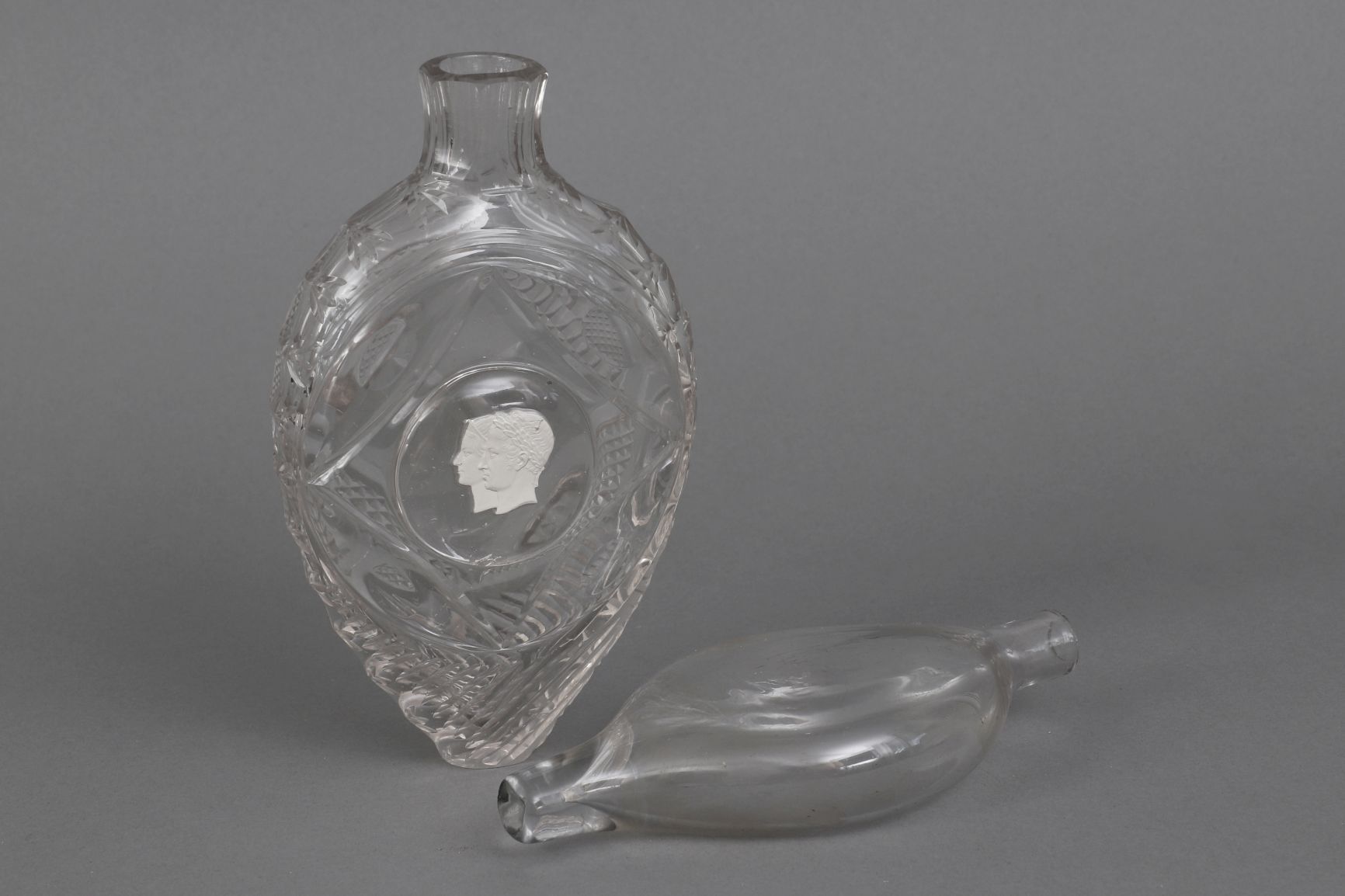 2 Glasflakons des 19. Jahrhunderts 2 glass flacons of the 19th century, each dro&hellip;