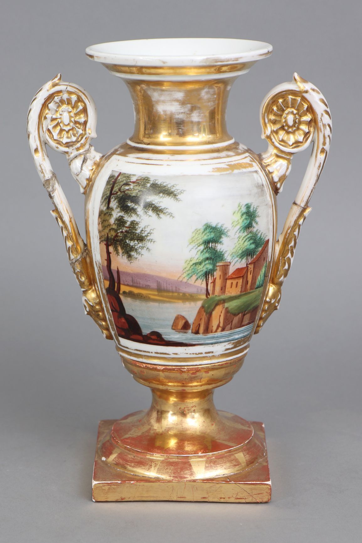 Biedermeier Porzellanvase 一个Biedermeier瓷瓶，19世纪上半叶，双耳瓶的形式，缩进的圆底，侧面有滚动的把手和刺桐叶装饰，安装&hellip;