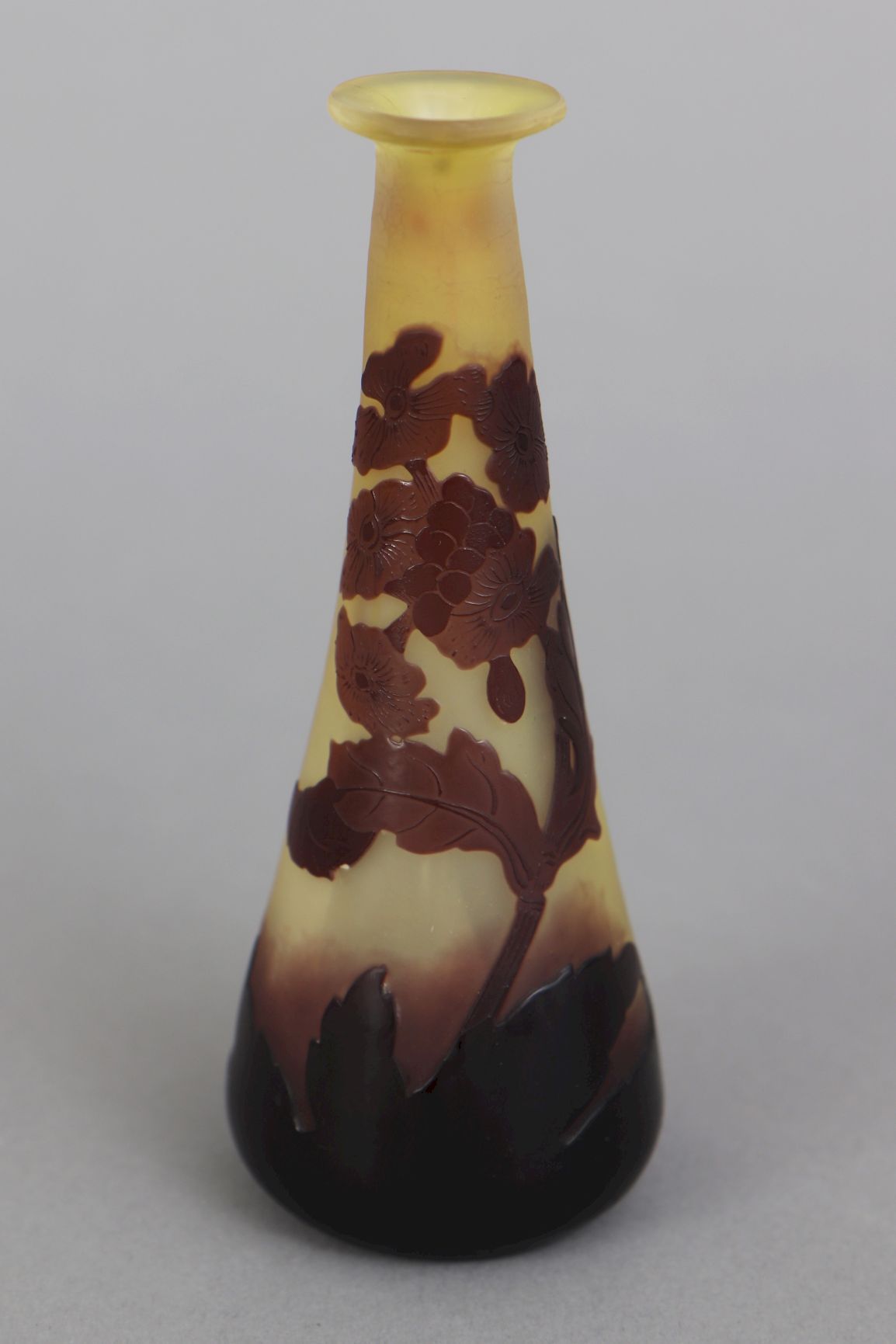 EMIL GALLÉ Glasvase EMIL GALLÉ Vase en verre, corps en forme de massue avec une &hellip;