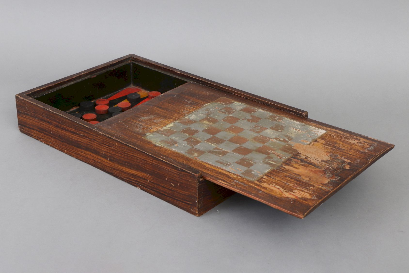 Null 双陆棋游戏，可能是19世纪上半叶，长方形的木盒，有一个拉起的盖子，上面有一个棋盘，里面是红黑漆的Bachgammon场地，黑色和红色的木质棋子，约47&hellip;