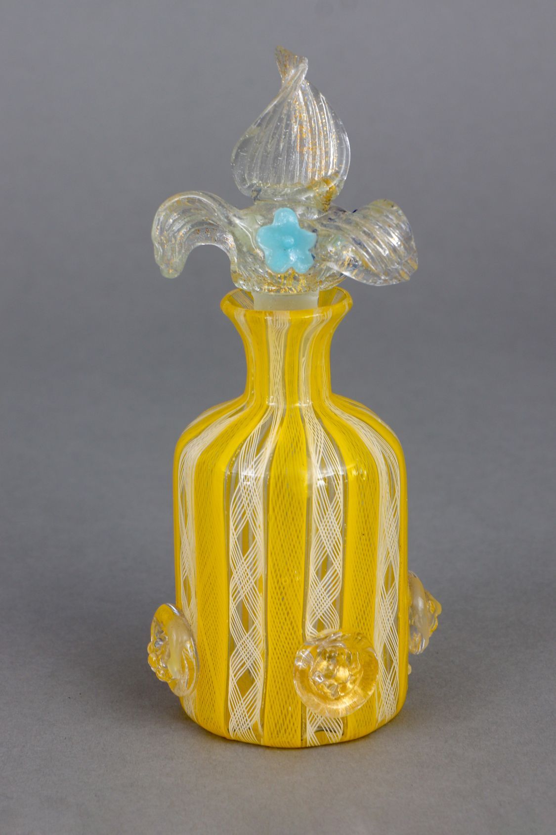 Null 穆拉诺玻璃瓶，黄白线珐琅，圆柱形容器，白色-黄色条纹装饰和细线螺旋珐琅，旋钮，叶子形状的塞子，有彩色的花朵，高约16厘米