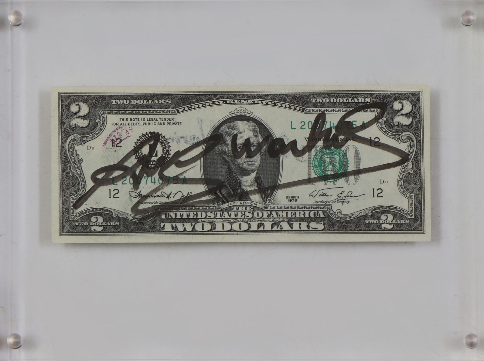 Null 安迪-沃霍尔（1922年，匹兹堡-1987年，曼哈顿），多张盖有13美分邮票（美国）的《两美元（托马斯-杰斐逊）》（1976年），用黑色毡尖笔签名并在&hellip;