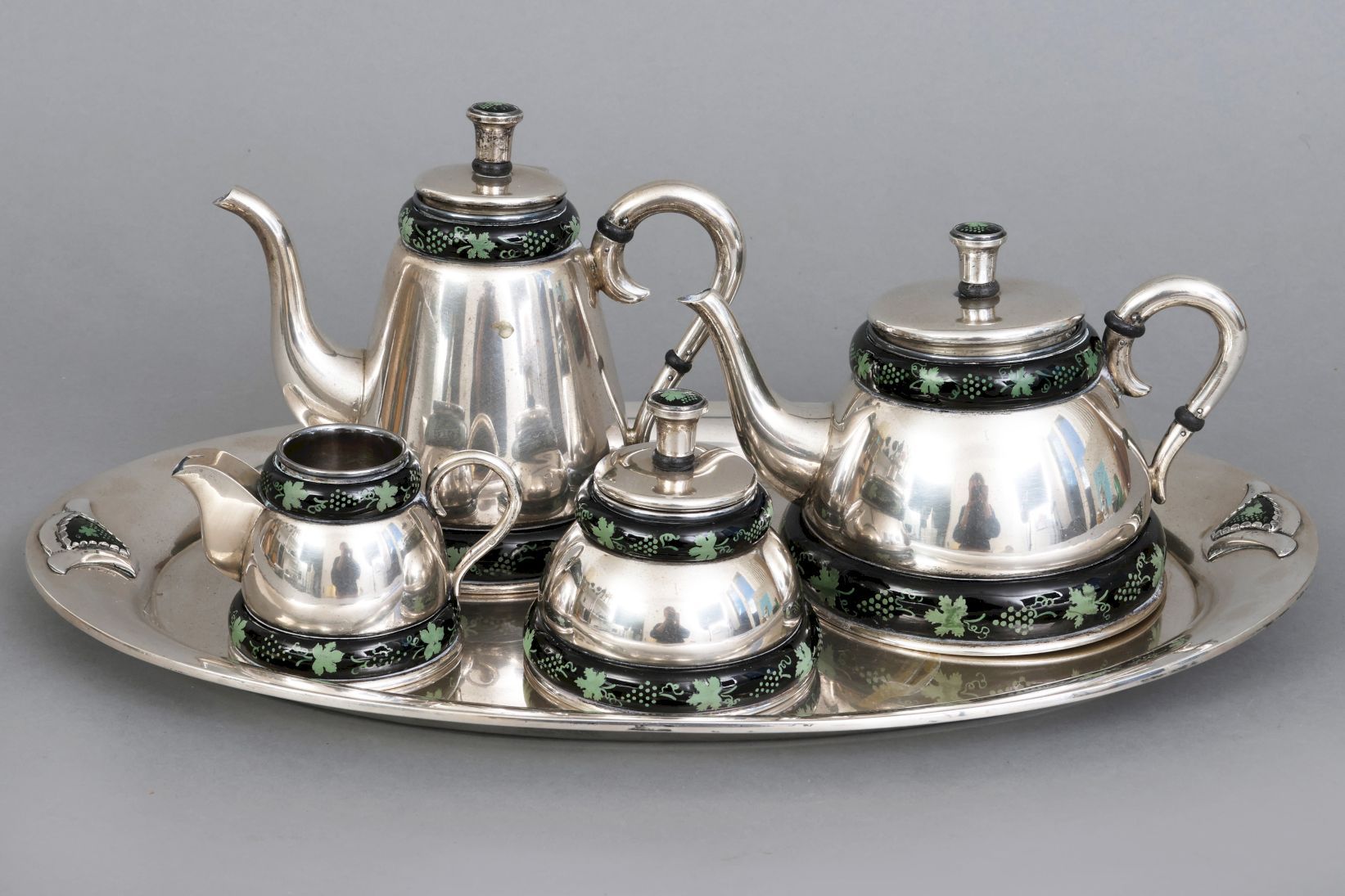 5件套银质咖啡和茶具，带珐琅彩葡萄叶装饰，未知制造商，约1920年