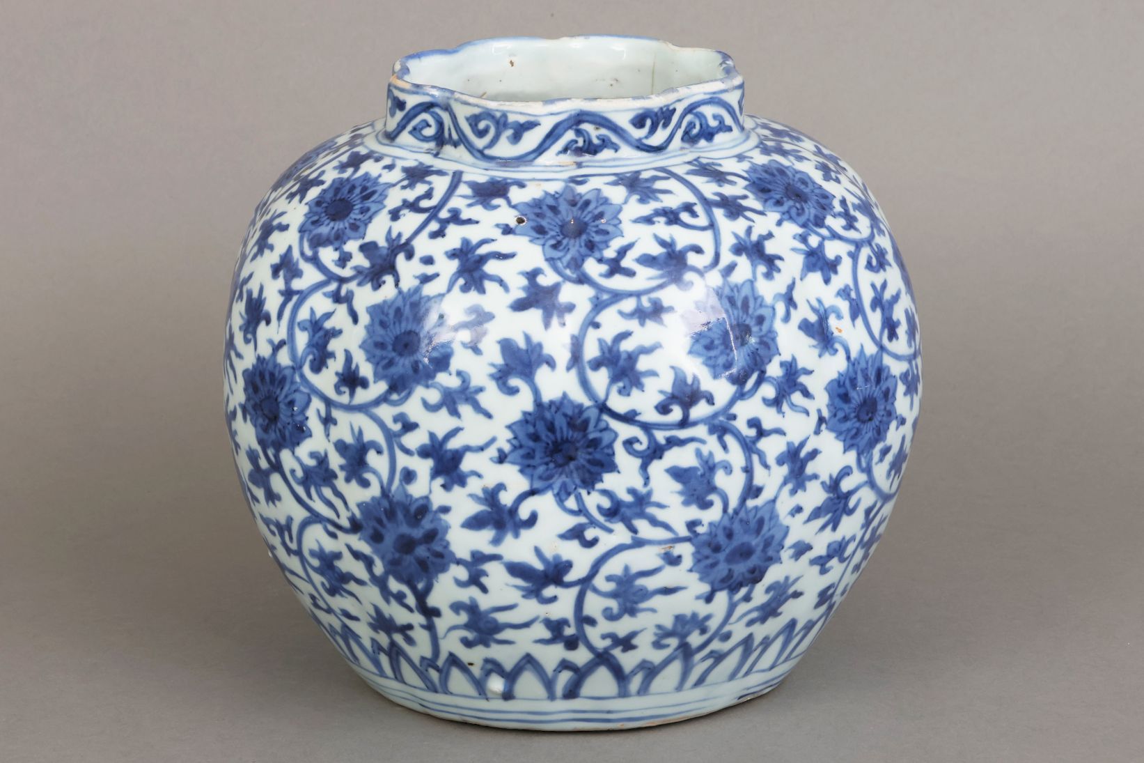 Null 中国瓷器花瓶-腹式神龙体，短颈，四周有青花装饰的莲花，无印记，高19厘米