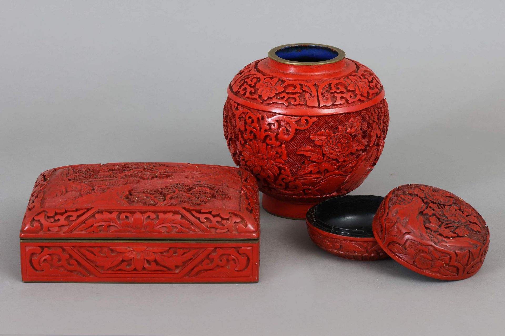 Null 3 objetos chinos de laca roja - consistentes en 1 jarrón de laca roja con c&hellip;