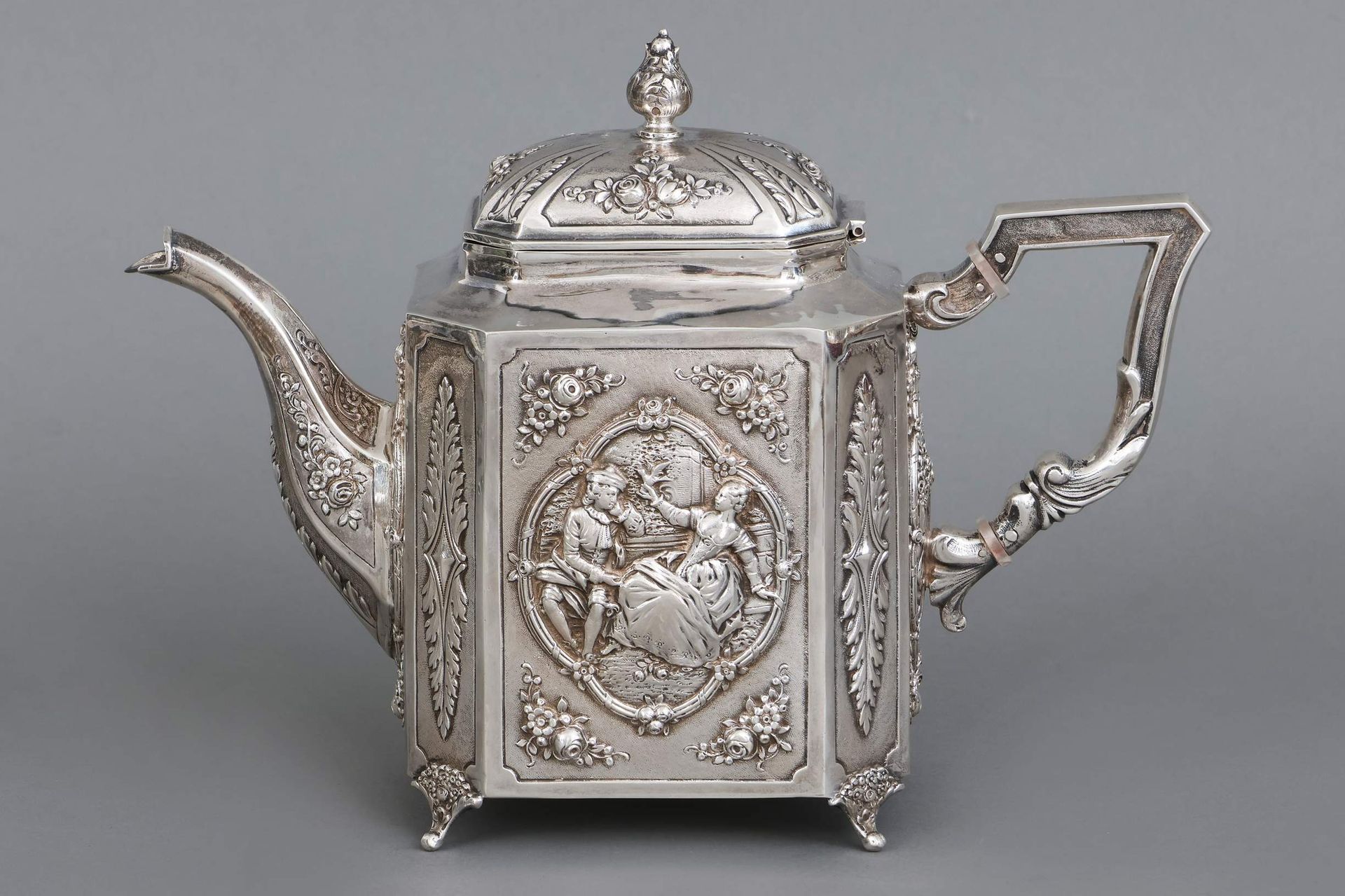 Silver teapot with relief decoration - German, 1st half …