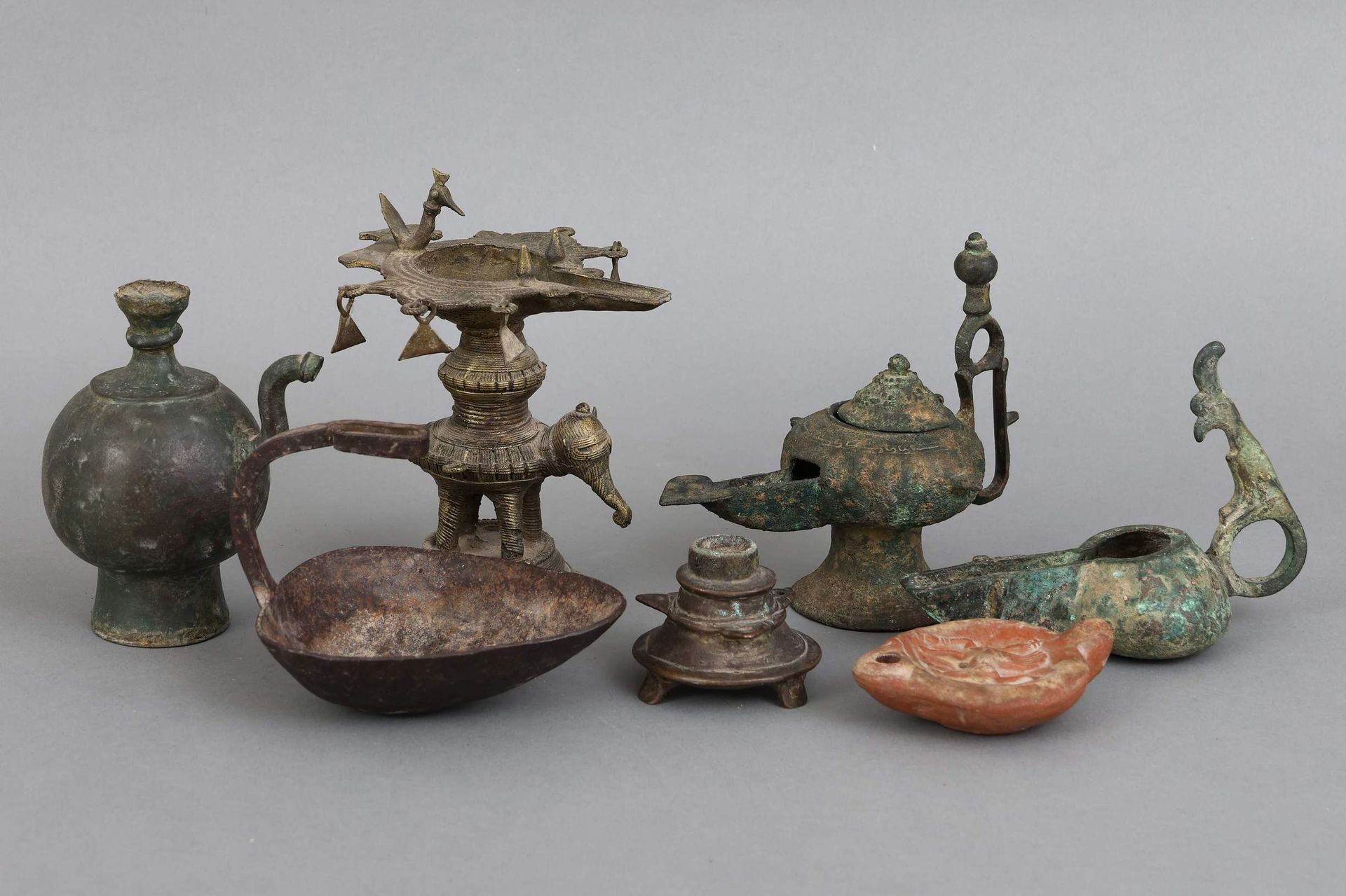 Sammlung antiker Öl-Lampen, -Kannen und -Schalen - 7 Stü…