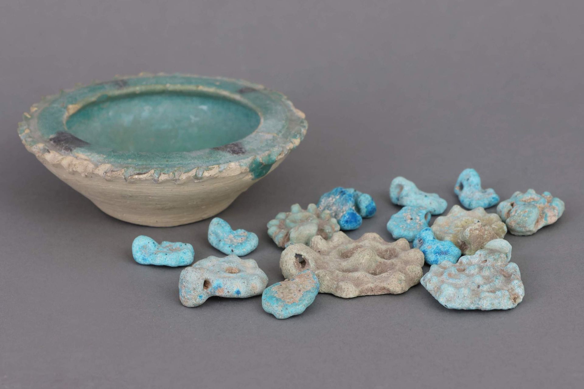Null Collection of antique clay pendants/ amulets in bowls - probably Egypt, New&hellip;