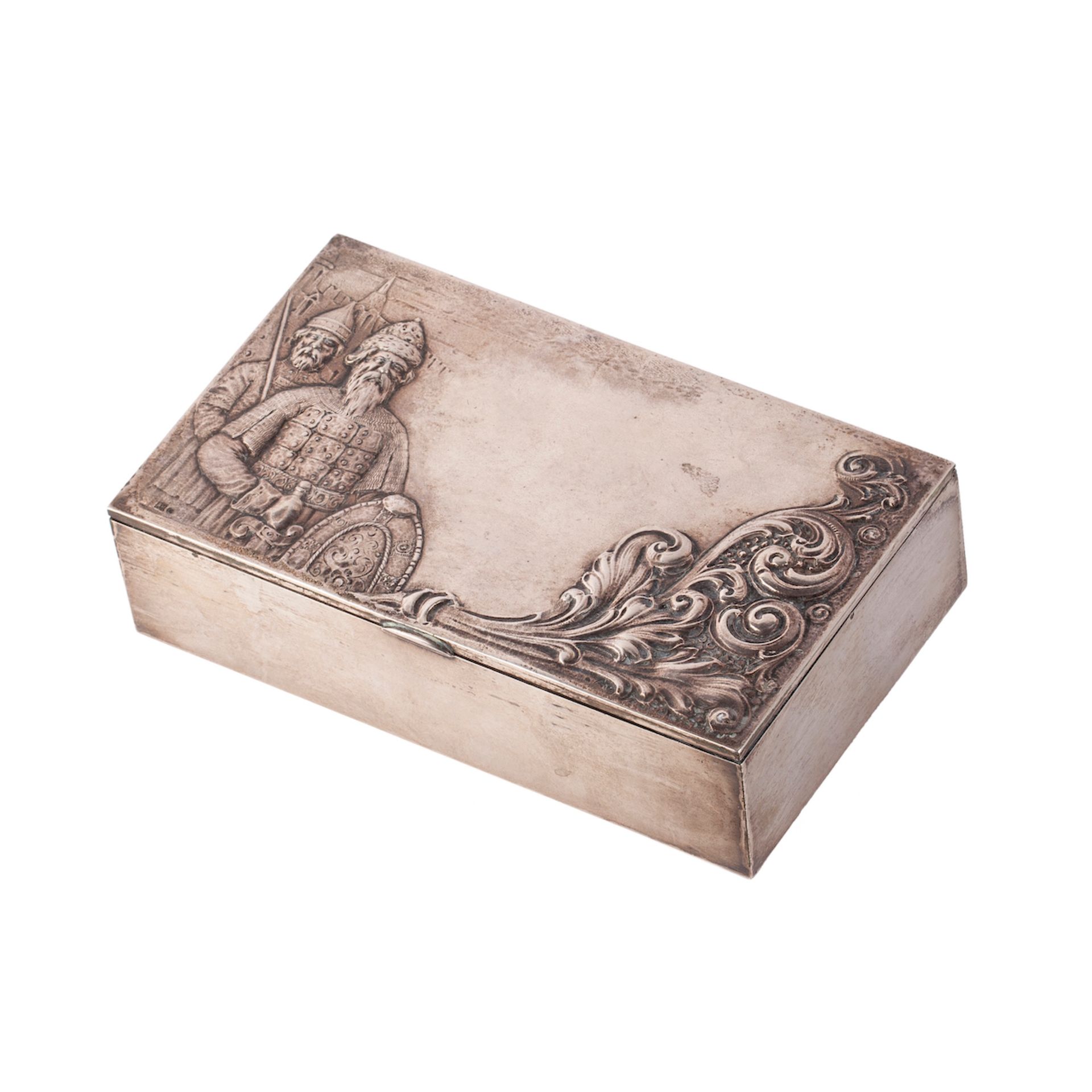 Null 克里姆林宫背景上的米宁和波扎尔斯基 "雪茄盒。银，铸造，压花，镀金。阿德里安-伊万诺夫的工厂。莫斯科，1908-1917。尺寸：18.2 x 4.8 &hellip;