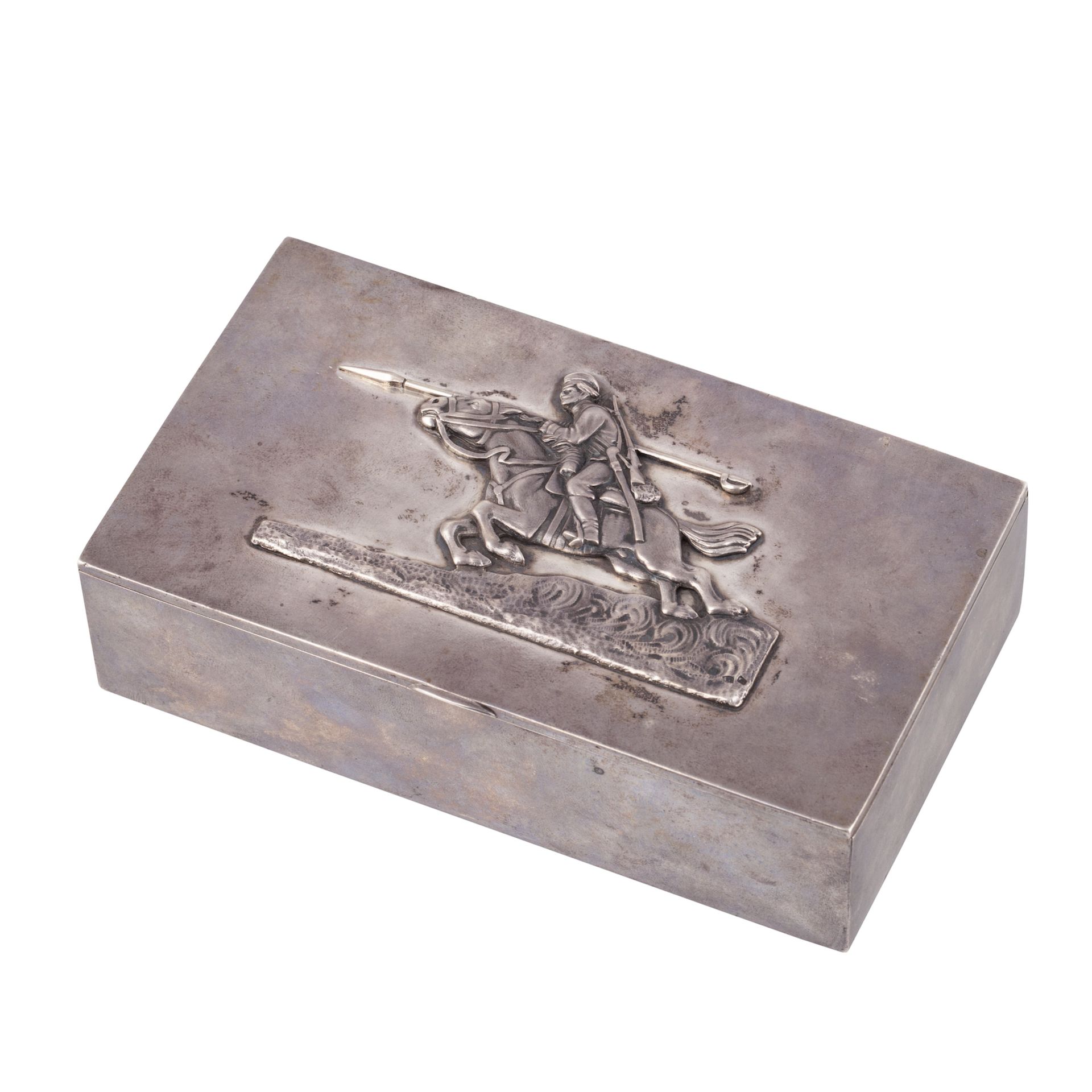 Null 雪茄盒 "士兵科兹马-克鲁奇科夫（第一次世界大战的英雄）在攻击中"。银，铸造，压花，雕刻，镀金。莫斯科，1908-1917。尺寸：16 x 9 x 5&hellip;