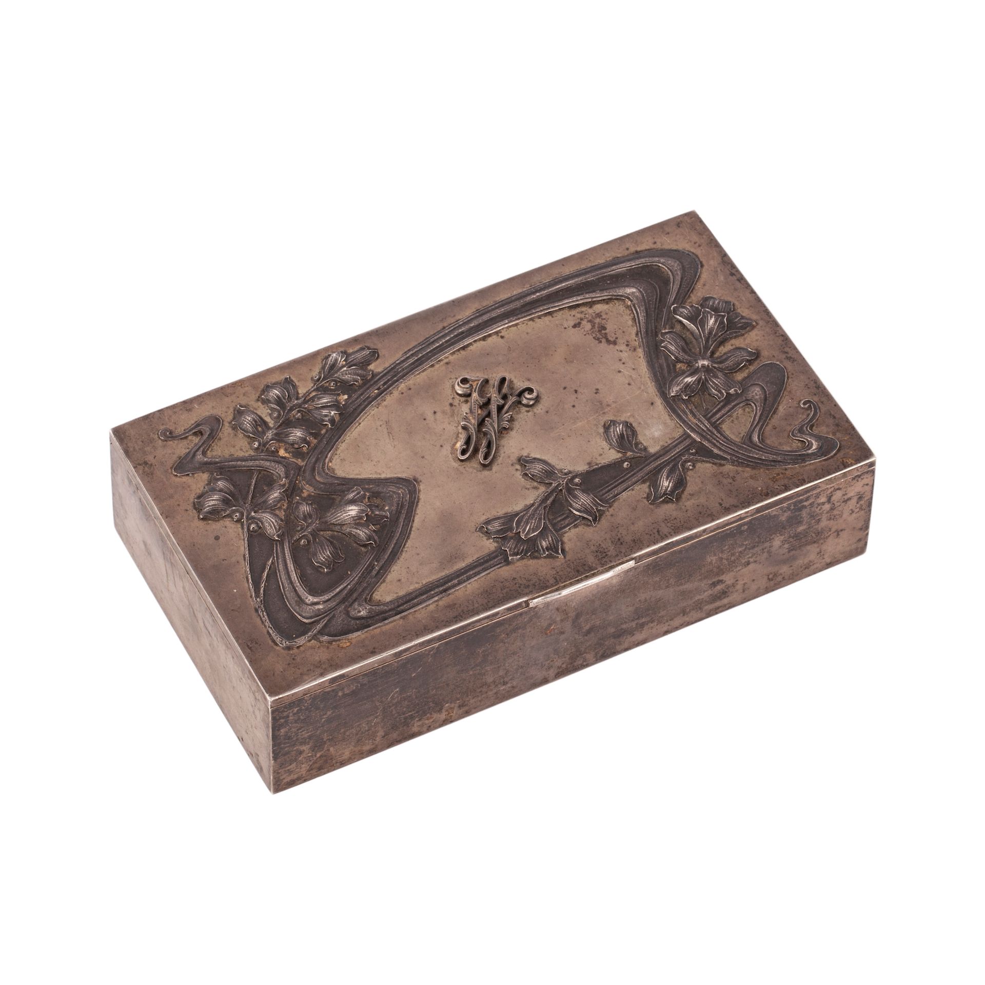 Null 新艺术主义风格的雪茄盒。银，铸造，压花，雕刻，镀金。莫斯科，1908-1917。尺寸：18.5 x 10.8 x 4.5厘米。重量：573.8克。