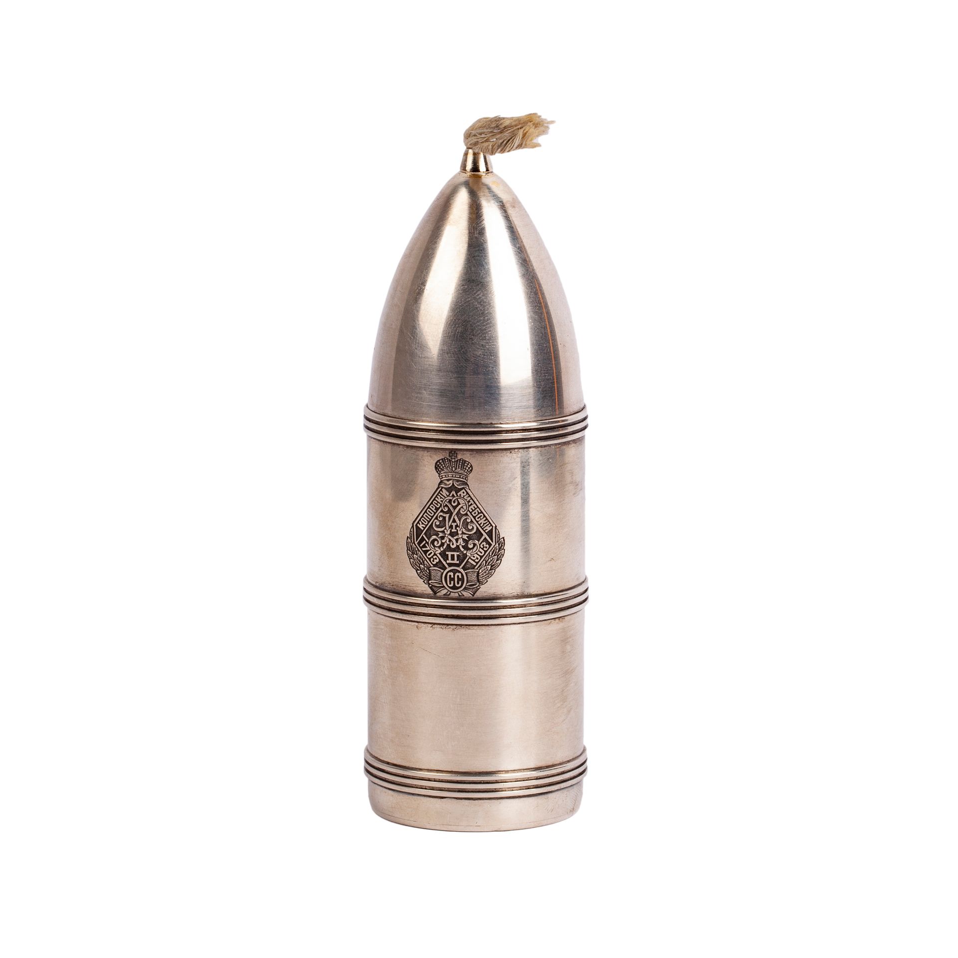 Null 罕见的子弹/炮弹形状的雪茄打火机纪念灯。带有属于维捷布斯克第27步兵团的刻字徽章。银质的，追逐的，雕刻的。安娜-林格为法贝热公司的工作室。圣彼得堡，1&hellip;