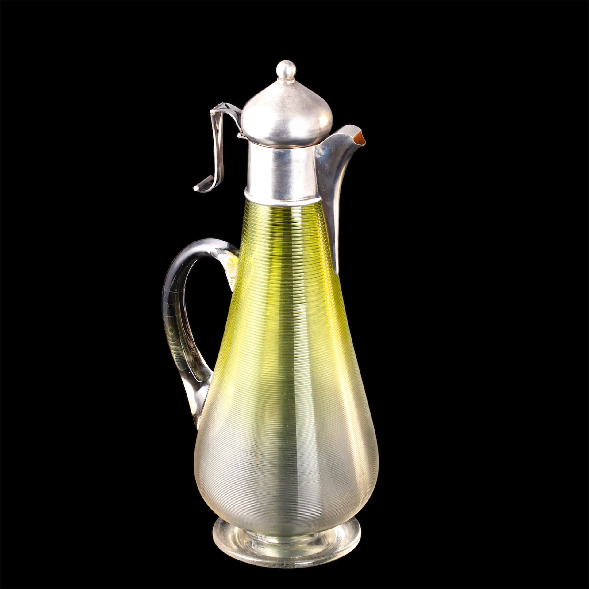 Null 新艺术风格的酒瓶，瓶身有阶梯状的切面装饰和翡翠色的颜色。银，镀金，玻璃，雕刻。M.的工作室。塔拉索夫。莫斯科，1908-1917。高度：33.7厘米。