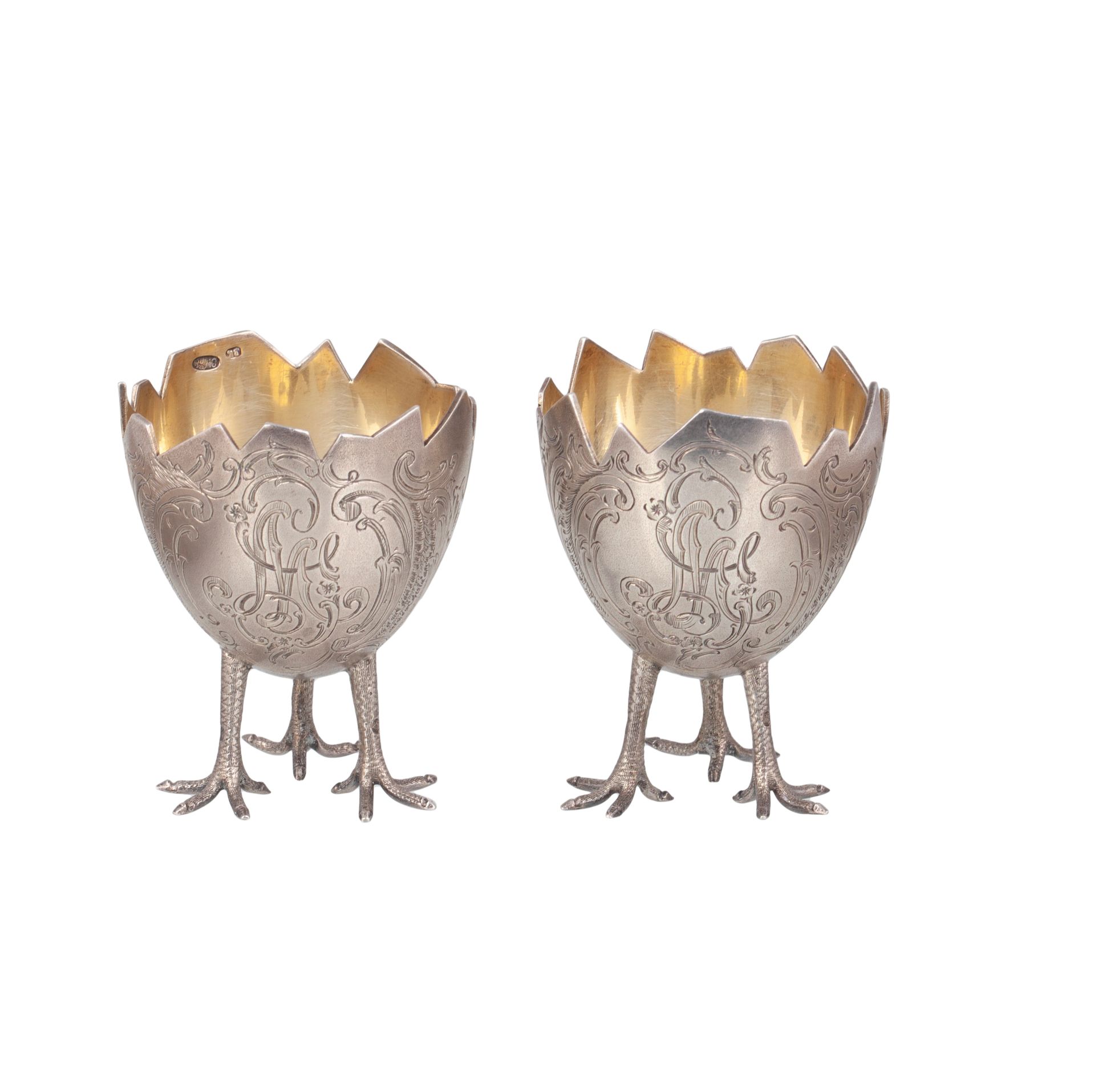 Null 一对不寻常的鸡蛋垫子。银，铸造，压花，雕刻，镀金。V.的研讨会。库巴列夫。莫斯科，1899-1908。总重量48.7克。高度：5厘米。