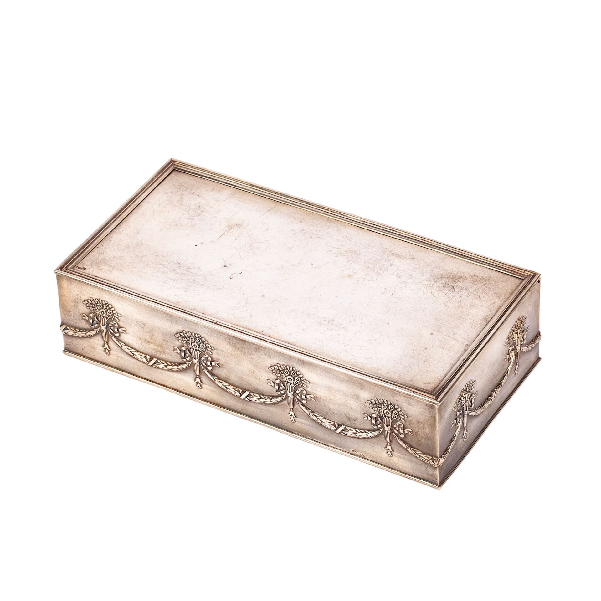 Null 新古典主义风格的雪茄盒。银，压花，镀金，木头。亚历山大-皮斯卡列夫的工作室。莫斯科，1899-1908。尺寸：22.7 x 11.8 x 5.7厘米。&hellip;