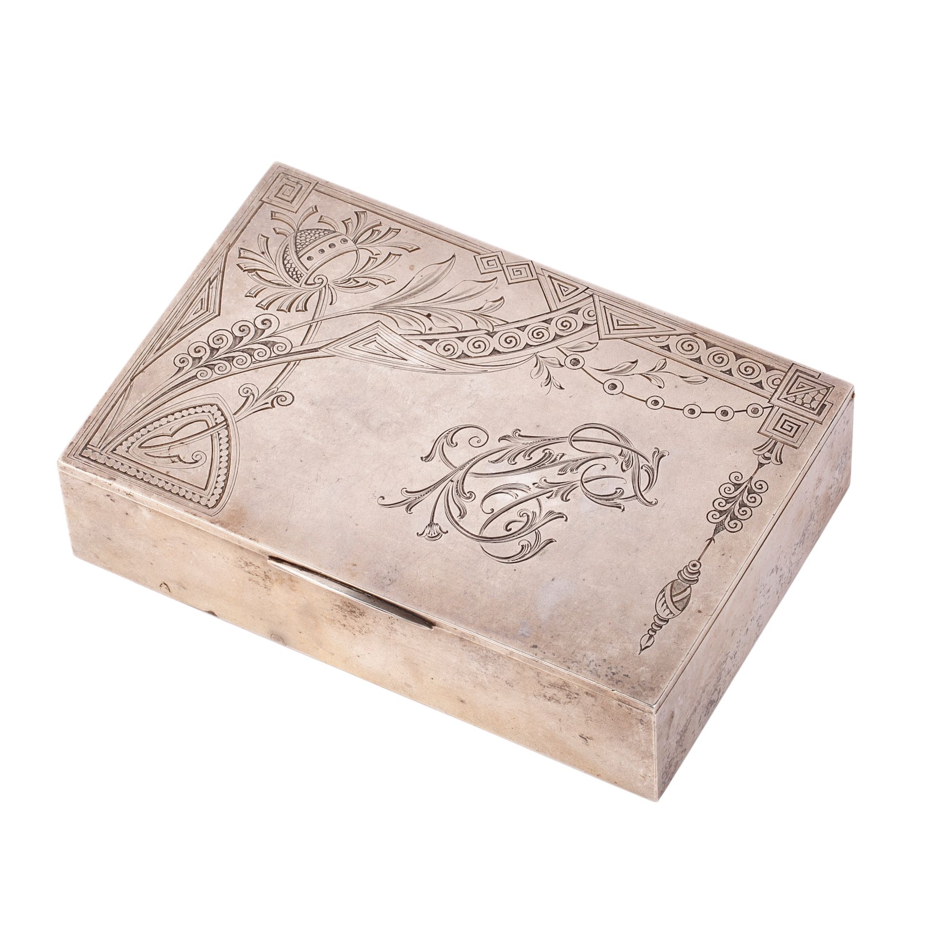 Null 俄罗斯风格 "的雪茄盒。银，雕刻，镀金。第十二次艺术研讨会。莫斯科，1908-1917。尺寸：15.9 x 10.8 x 4厘米。重量：449克。
