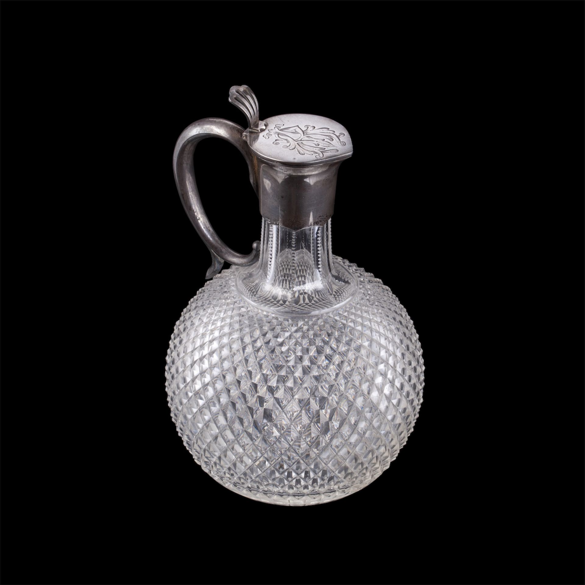 Null 一个小酒壶，壶身是球的形状，壶盖上有一个字母图案。银，镀金，水晶，雕刻。彼得堡，19世纪末。高度：21.5厘米。