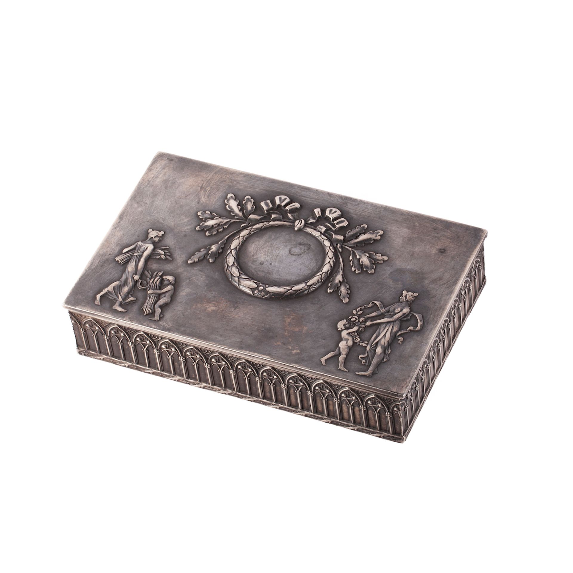 Null 新古典主义风格的雪茄盒。银，铸造，压花，镀金。I.P.赫列布尼科夫制造，他是埃-伊-赫列布尼科夫法庭的供应商。莫斯科。1908-1917年。尺寸：21&hellip;