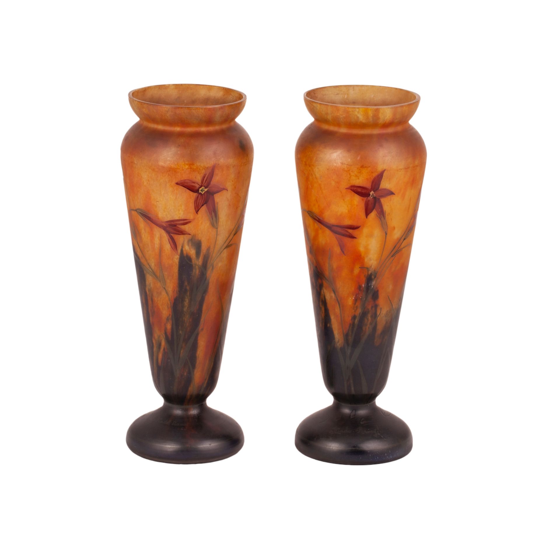 Null Paire de vases à décor floral. Le verre. France, usine Mado Nancy. Années 1&hellip;