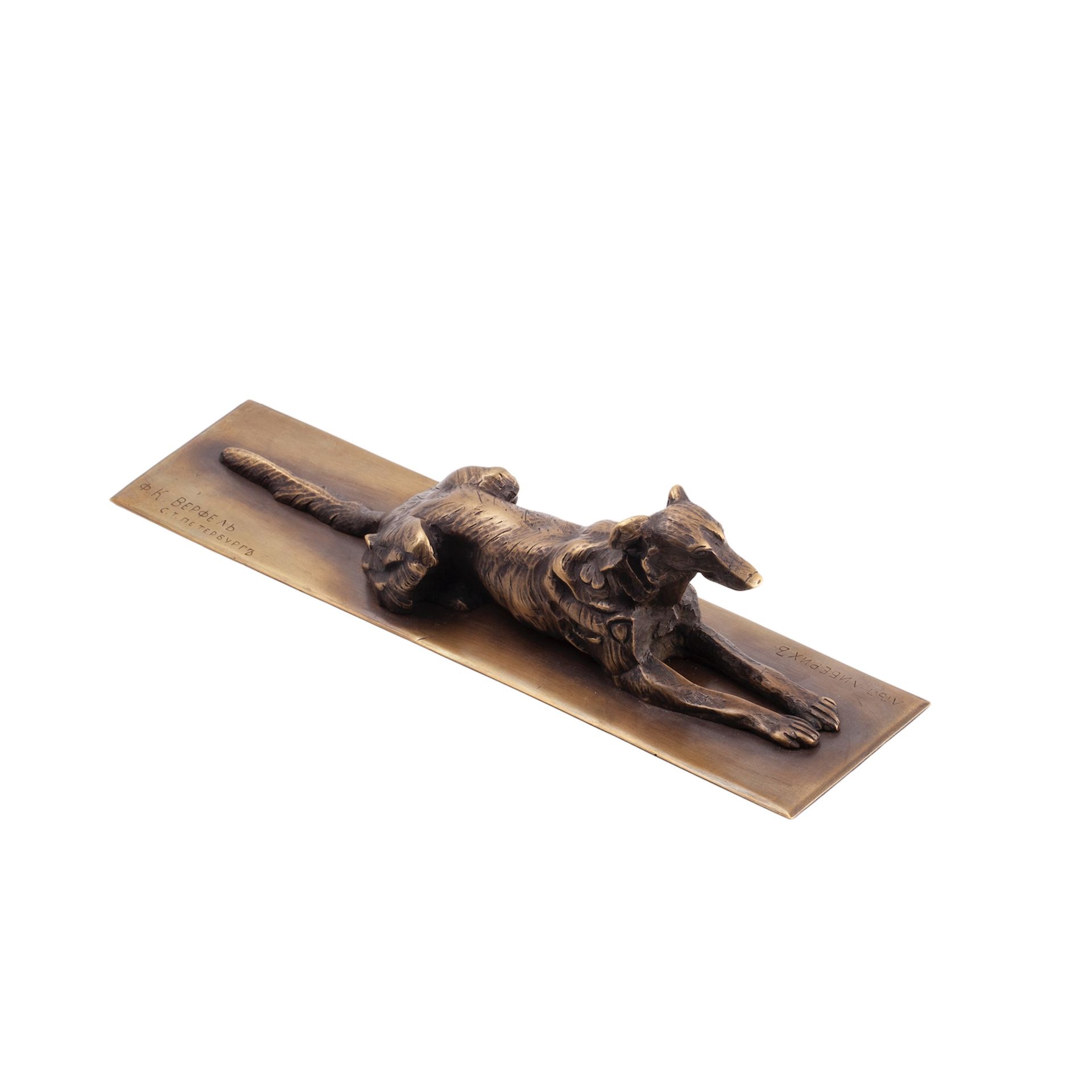 Null 一个由 "狩猎 "书写工具制成的镇纸。灰狗的狗。青铜，铸造。雕塑家N.Liberich。韦弗尔的工厂。俄罗斯，19世纪下半叶。尺寸：32.5 x 8 &hellip;