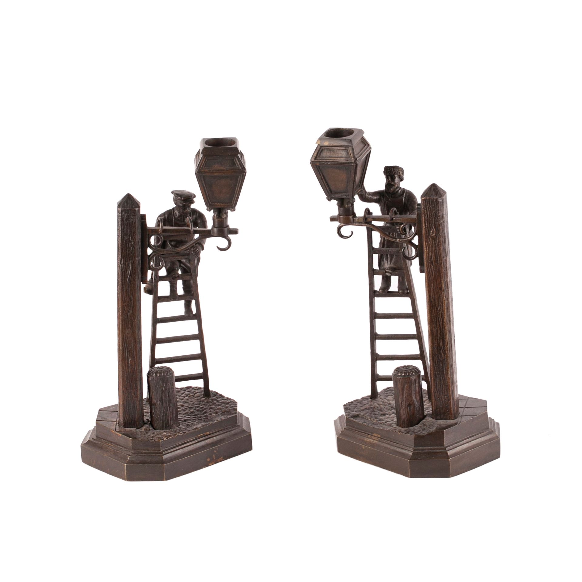 Null 双烛台 "Lanternmen"。青铜，铸造，压印，雕刻，抛光。雕塑家E.纳普斯。彼得堡，1890年代 高度：24.5厘米。