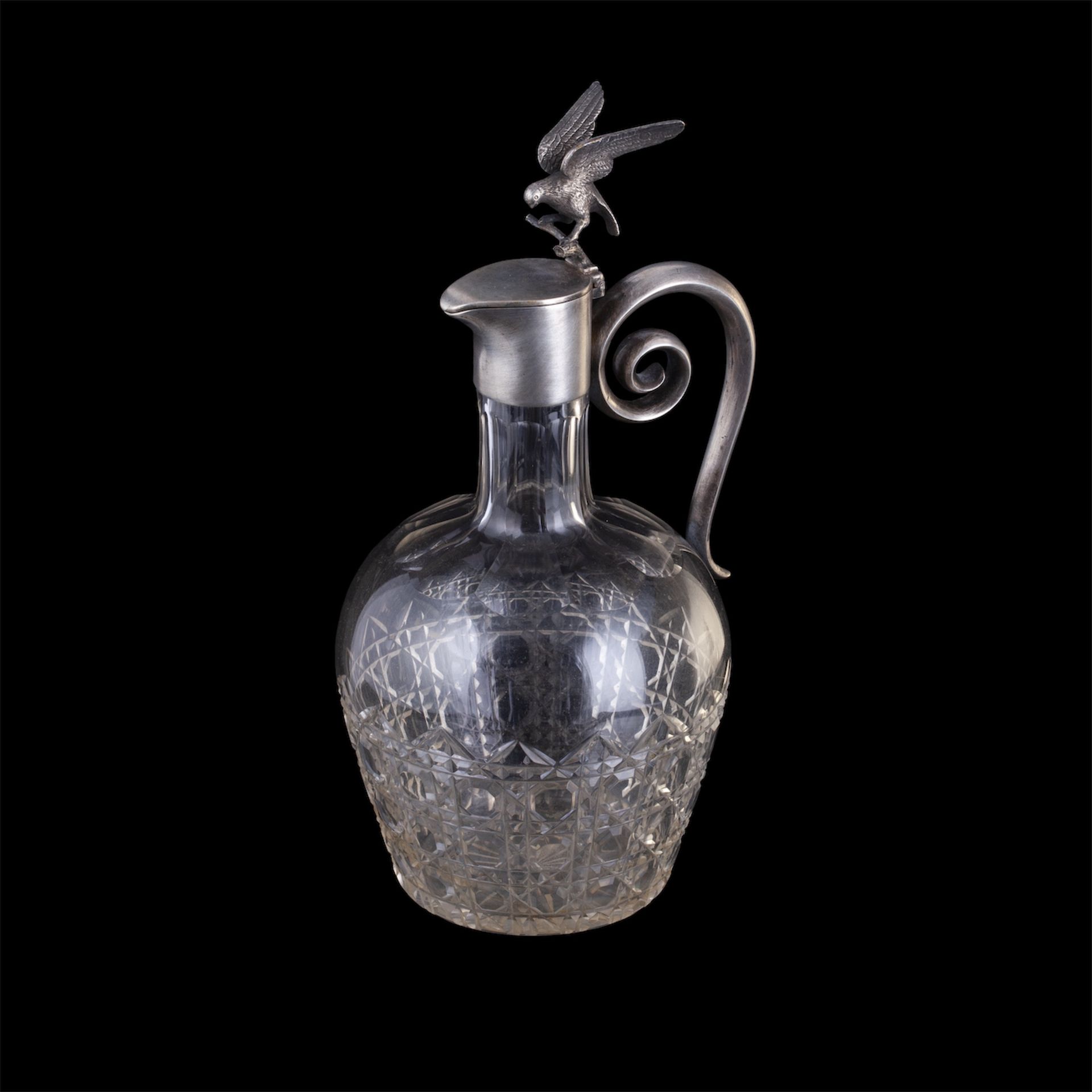 Null 优雅的酒壶，顶部有一个铸造的小鸟雕像。银，铸造，压花，雕刻，镀金，水晶。I. Prudnikov大师为法贝热公司制作的。莫斯科，19世纪末。高度：20&hellip;