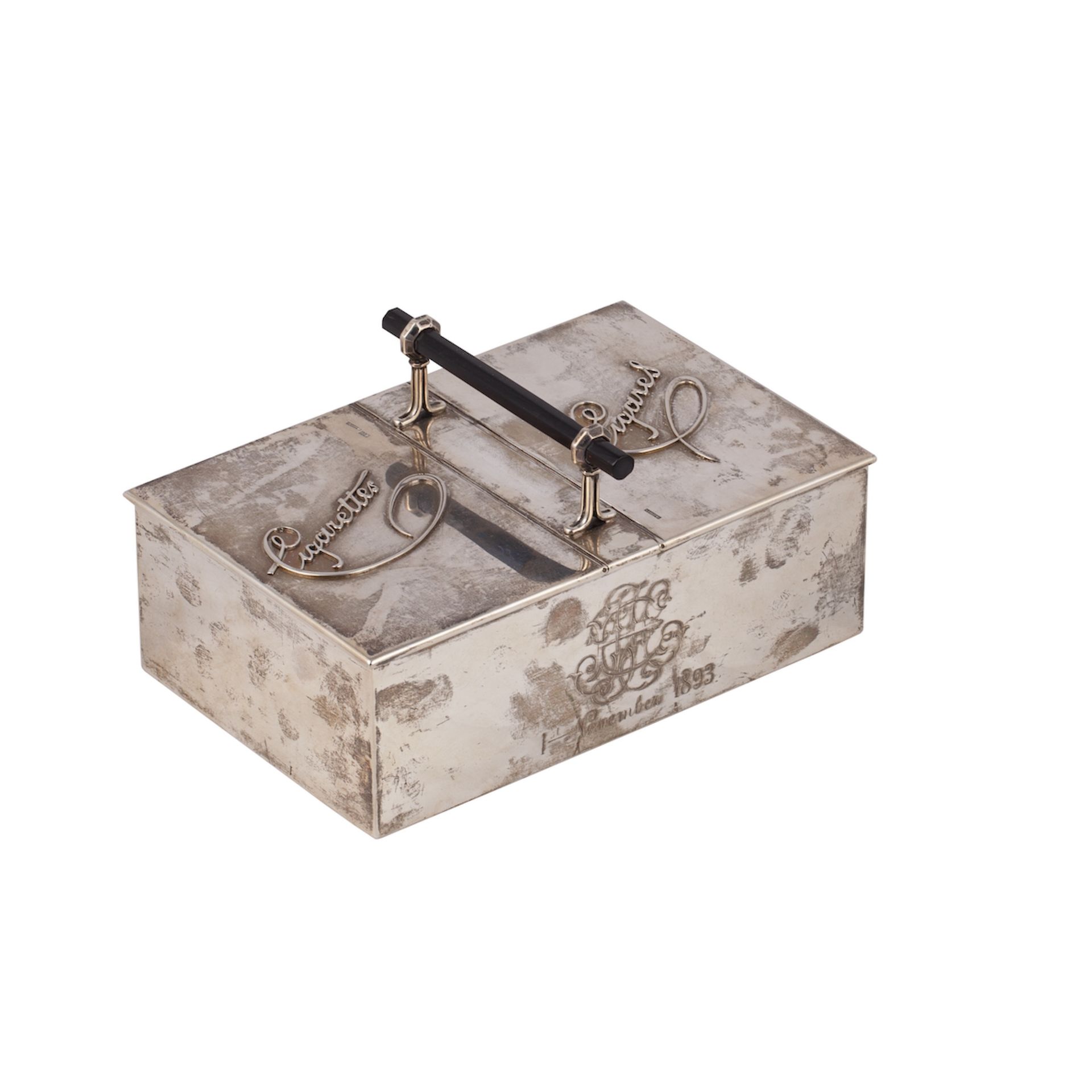Null 罕见的双开口雪茄盒。银，铸造，压花，镀金。法贝热公司。莫斯科，1893年。尺寸：20 x 13.5 x 10.2厘米。重量：994克。