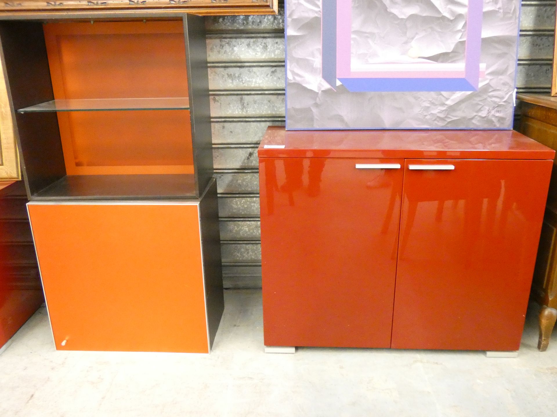 Null 
2个带门的红色壁柜+2个带玻璃架和背光温格板的开放式柜子+1个红色漆面2P底柜+1个玻璃架和1个红色漆面2P小边柜+2个玻璃架
