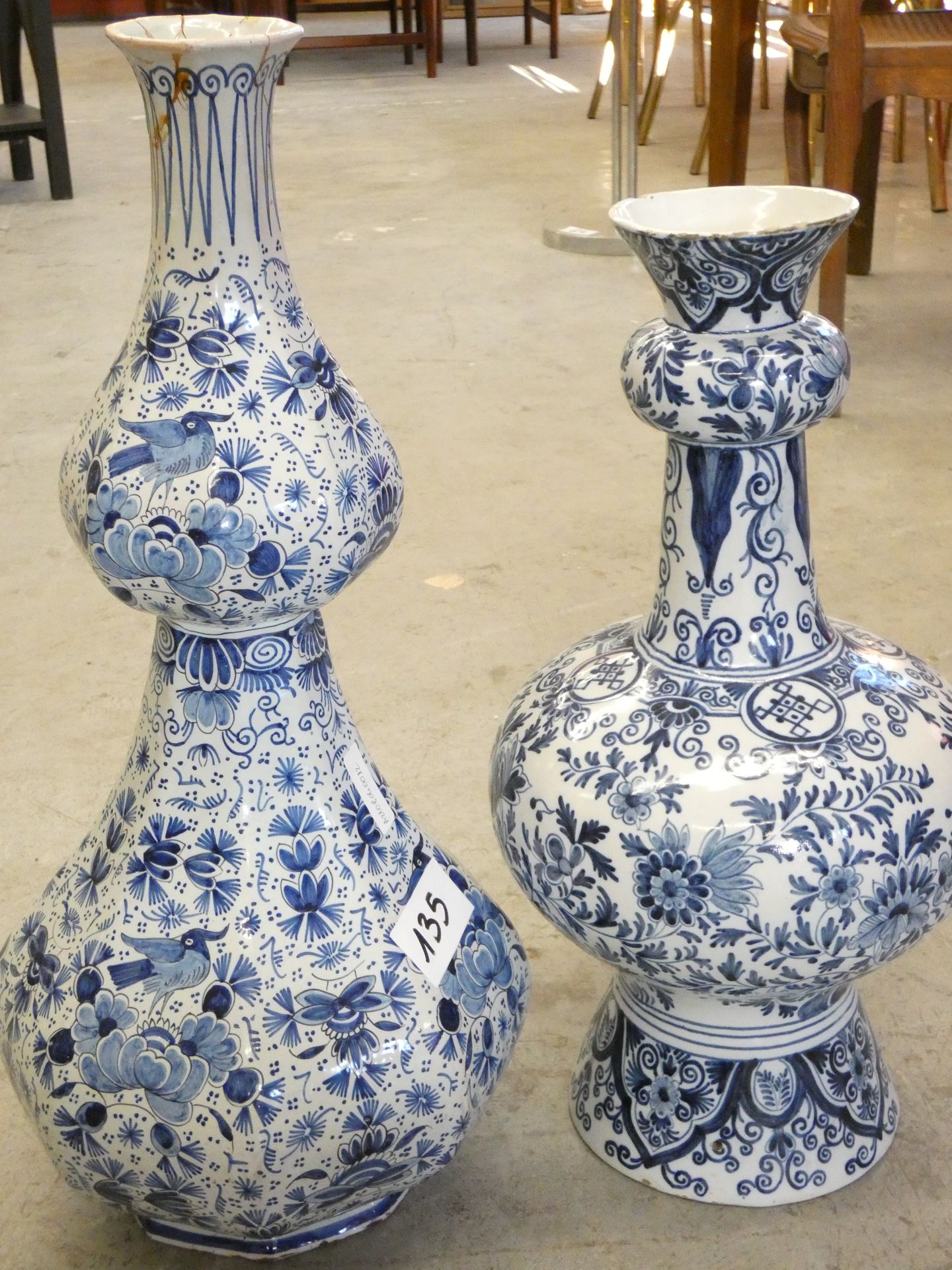 Null 
2个Delft花瓶，1个原样