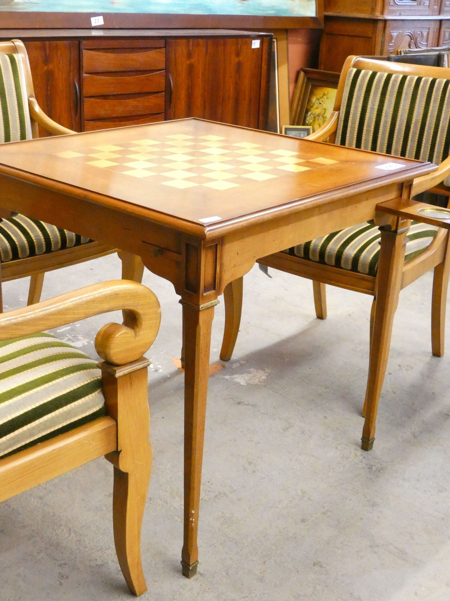 Null 
1张路易十六风格的单面旋转桌和绿色地毯，长75x宽75x高73厘米