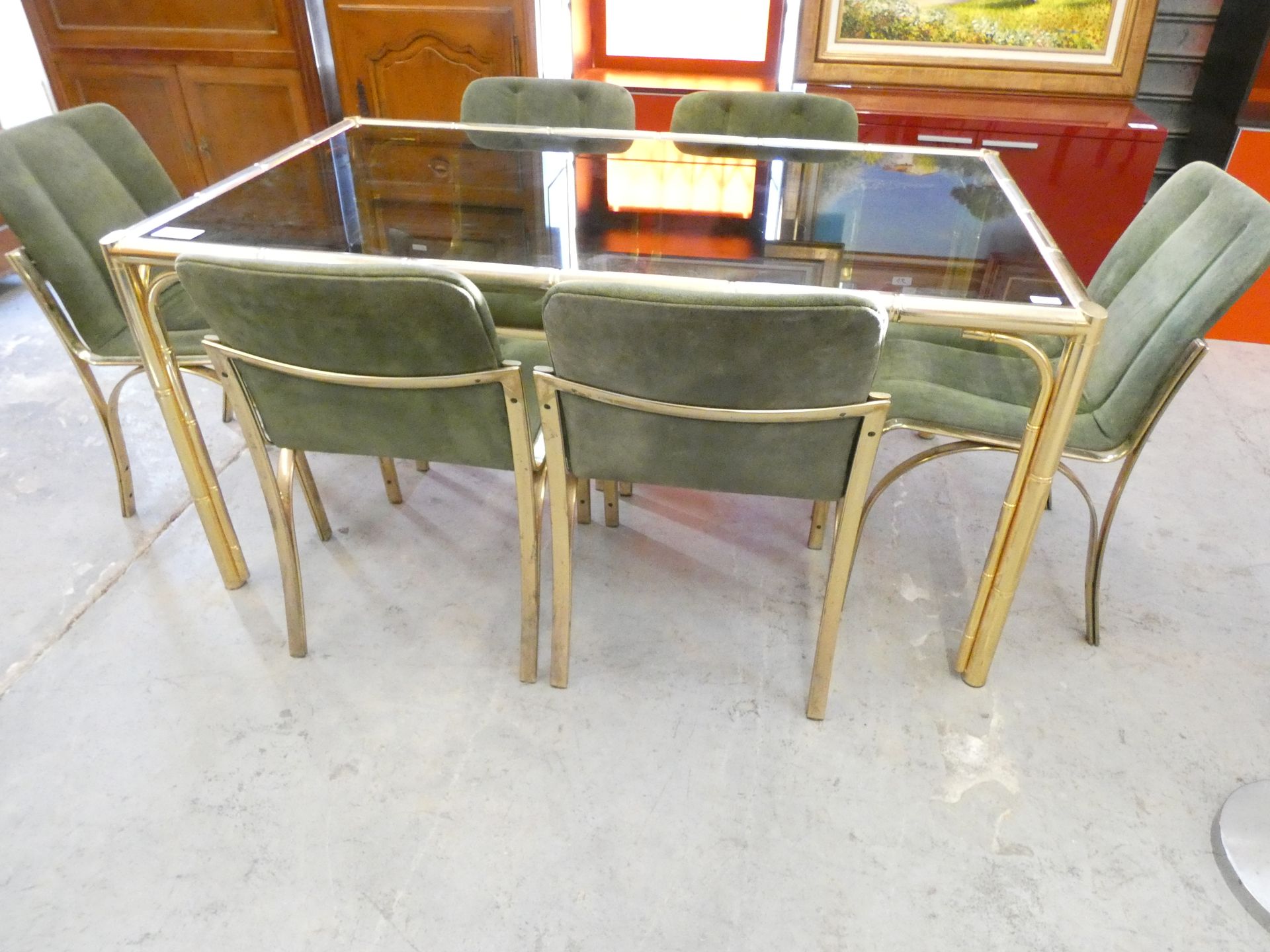 Null 
1张70年代的金色黄铜铲形竹制烟熏玻璃桌，147/88/71厘米+6把各式各样的绿色椅子，意大利设计的状态