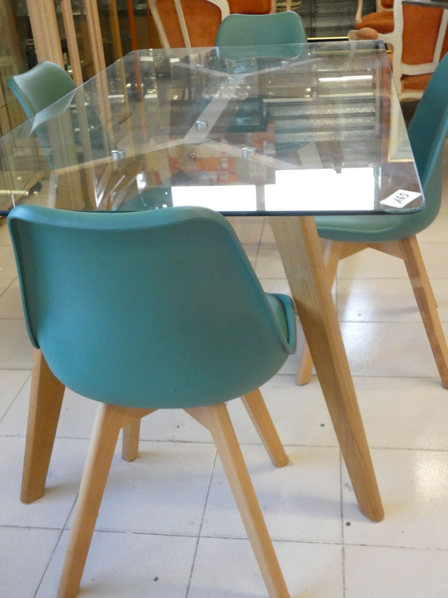 Null 
1张木质设计的玻璃桌，160/90/75+4把木腿和绿色座椅的椅子