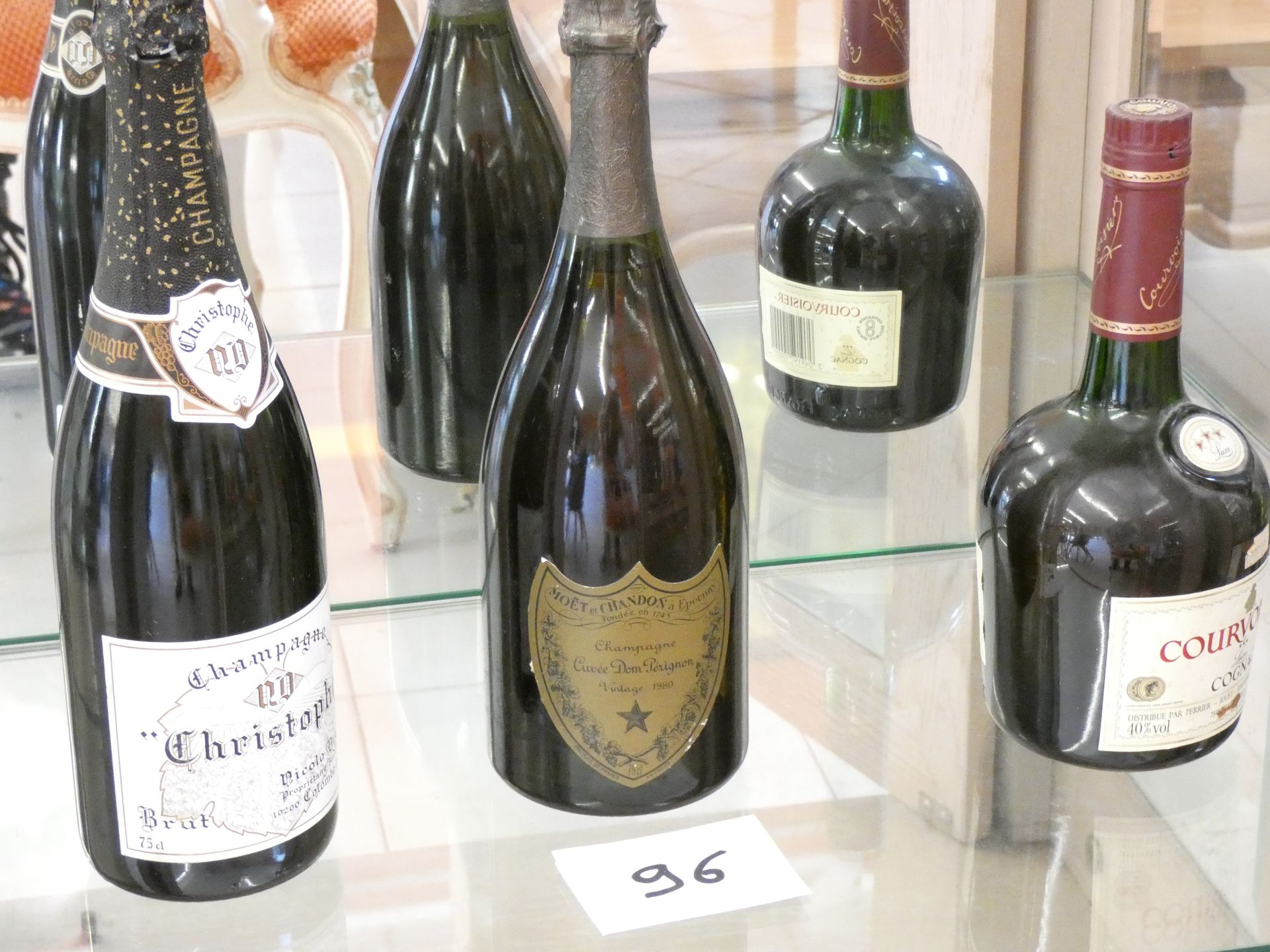 Null 
1套3瓶：1瓶Dom Perignon 1980平颈+1瓶Champagne christophe+1瓶Cognac courvoisier