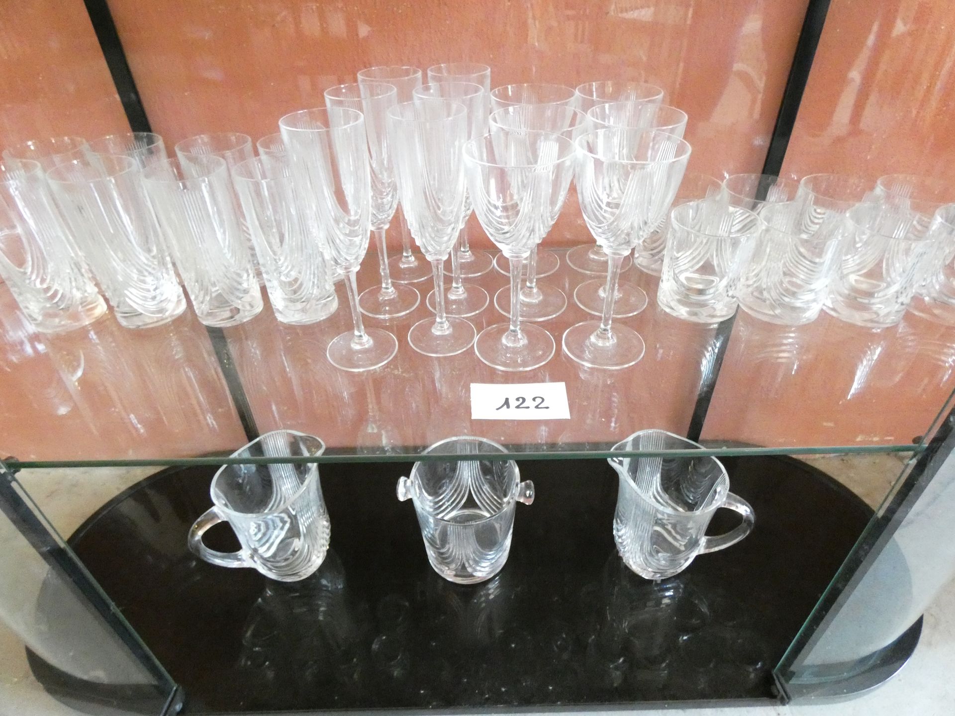 Null 
1套玻璃杯，包括：8个威士忌杯/6个葡萄酒杯/6个长笛/8个橙汁杯/2个水壶/1个冰桶