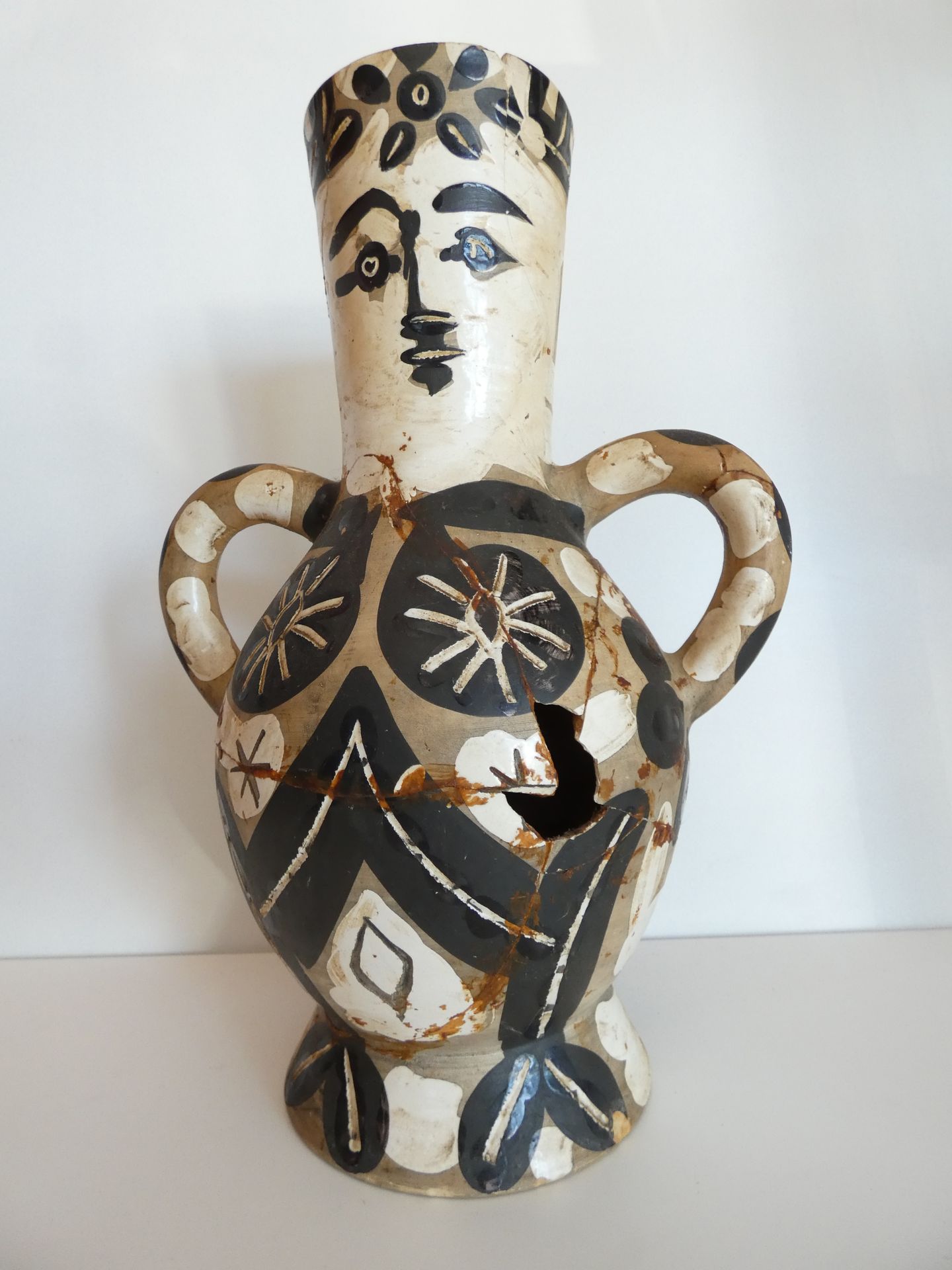 PICASSO 
1 VASE WITH TWO HIGH HANDLES ENTIRELY BROKEN RECOLLED AFTER PICASSO MAD&hellip;