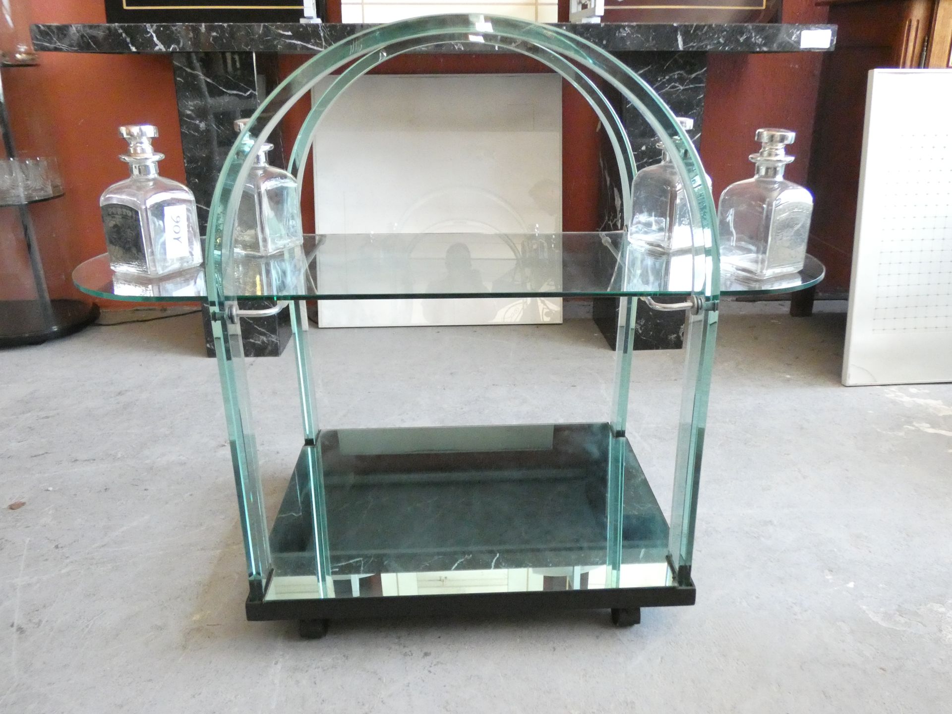 Null 
1个餐具柜，80年代的玻璃和镜子，意大利，110x83x51cm