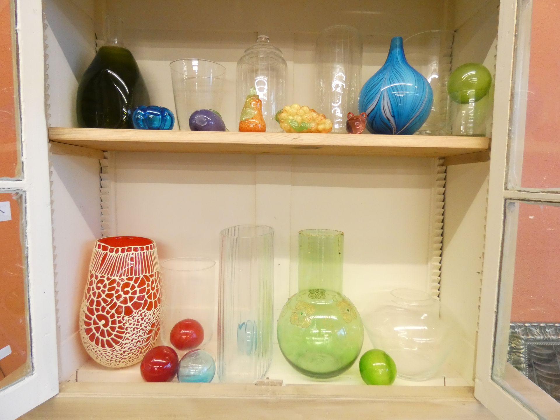 Null 1 BOX OF GLASS VASES AND VARIOUS GLASS TRINKETS BLOWING