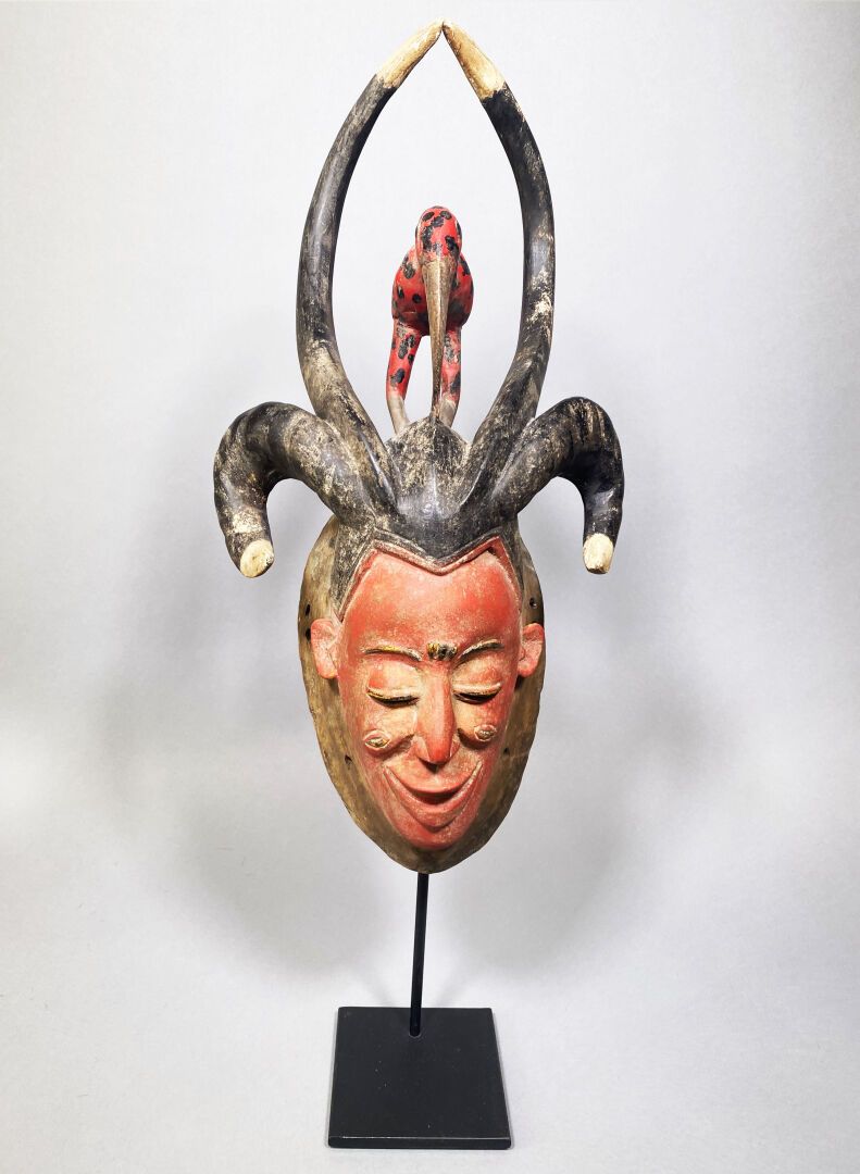COTE D'IVOIRE, Gouro 
Masque anthropomorphe en bois sculpté à patine noire et ro&hellip;
