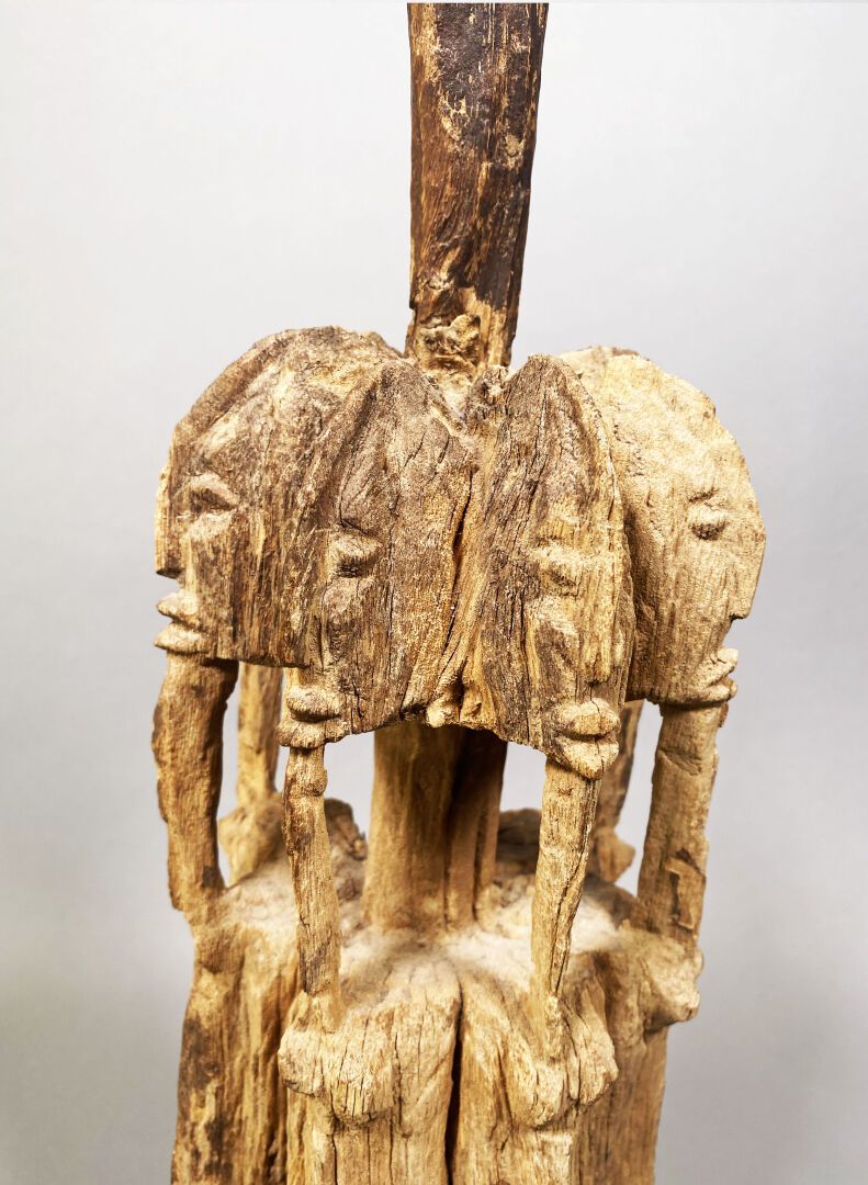 Mali, Dogon 
雕刻的木制祭坛




高度：58厘米 




(腐蚀的木头，丢失的零件)



拍卖会将于7月12日星期二在巴黎第十区（地铁Châ&hellip;