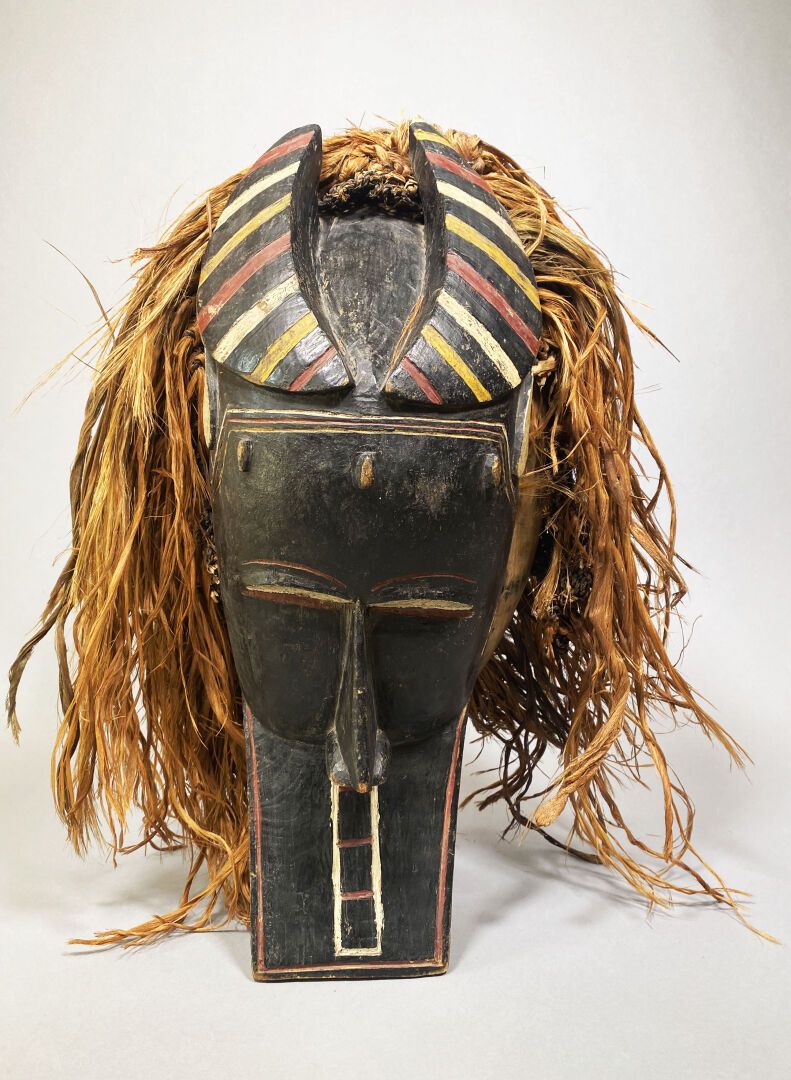Côte d'Ivoire, Baoulé Bo Nun Amuin面具，木雕，黑色古铜色和多色性 
高度：53厘米 
(犄角旮旯的事故，磨损) 拍卖会将于7月&hellip;