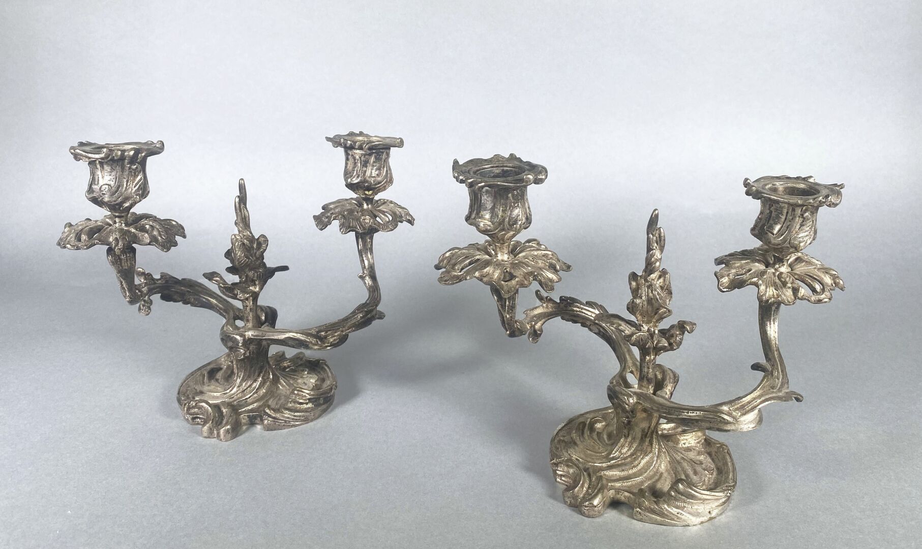 Null 一对Rocaille风格的烛台和两个烛台，镀银青铜。

高17厘米