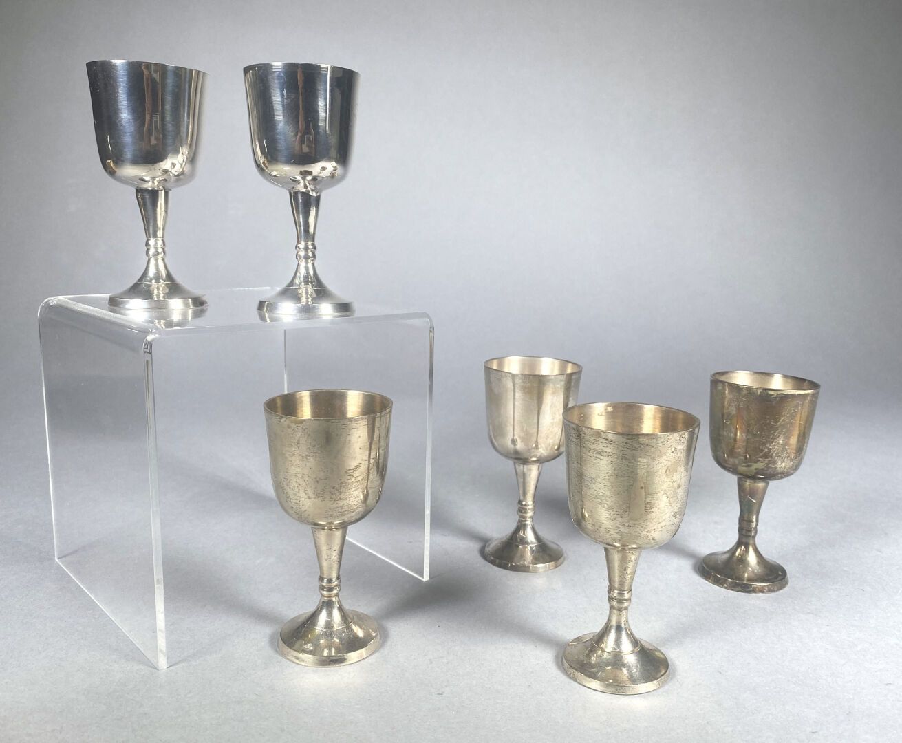 Null Set of six silver plated egg cups

English work

Height : 9 cm

(slight wea&hellip;