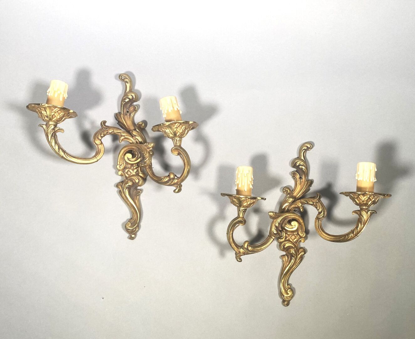Null Ein Paar Wandleuchten aus vergoldeter Bronze im Rocaille-Stil.
H. 29,5 cm, &hellip;