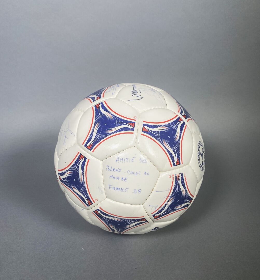 Null 1998年法国队球员签名的球，型号为阿迪达斯Tricolore Revenge（复制品），有 "Amitié des bleus Coupe du M&hellip;