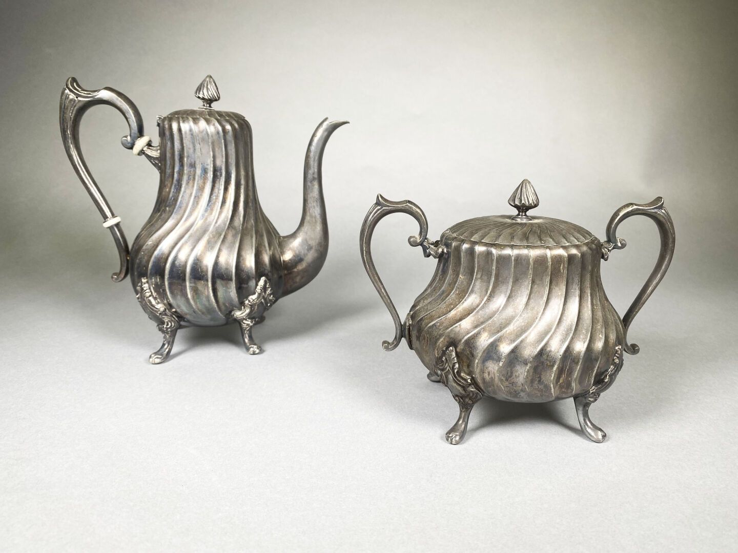 Null 维克多-萨格里尔 (1809-1894)
一个镀银的咖啡壶和它的有盖糖碗。
由银器大师Victor Saglier标明。
咖啡壶 : 高 21,5
糖&hellip;